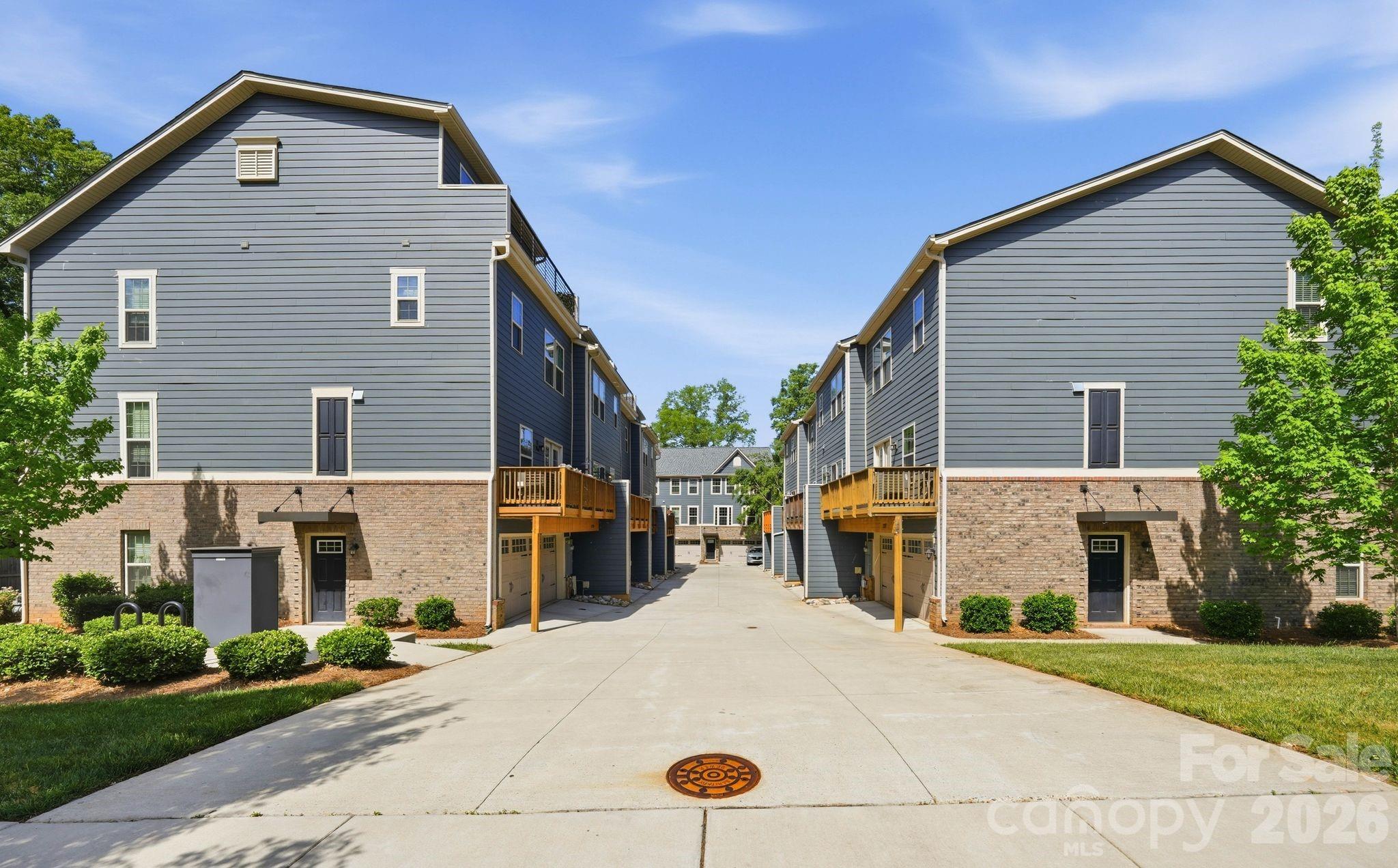 1221 Queen Lyon Court