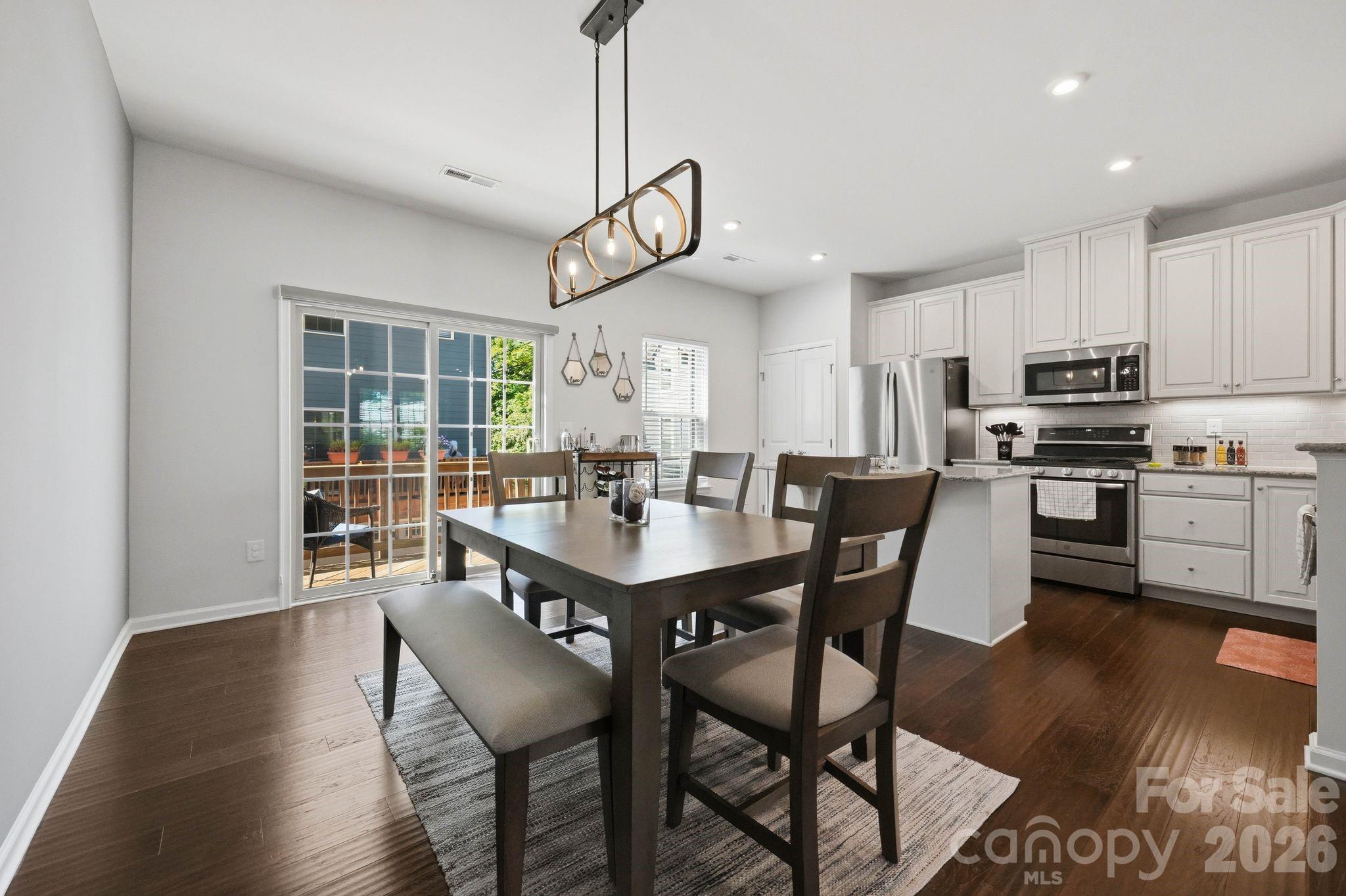 1221 Queen Lyon Court