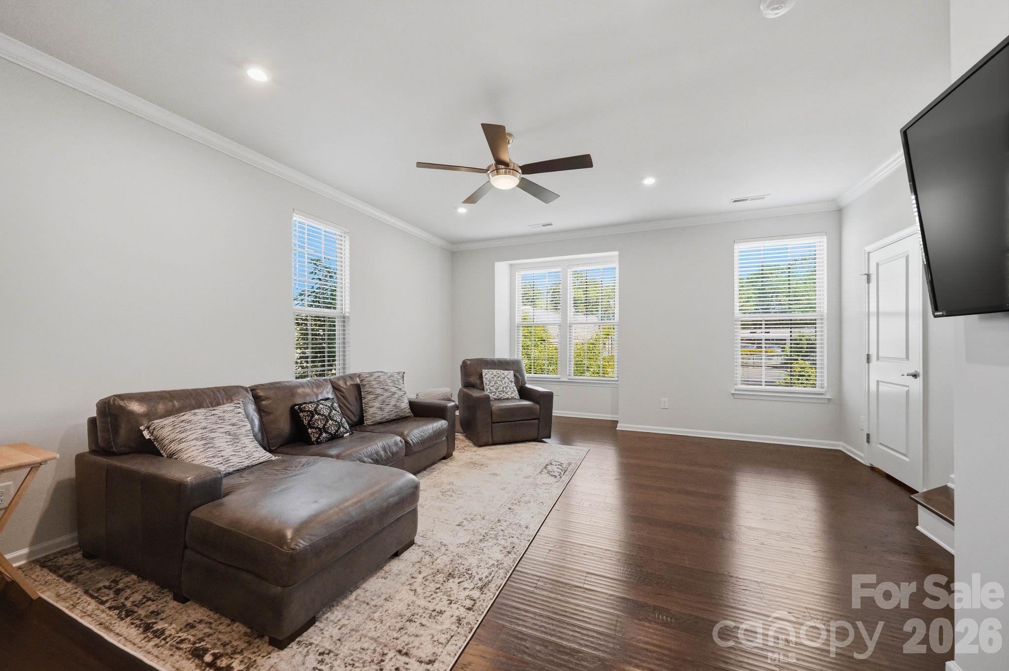 1221 Queen Lyon Court