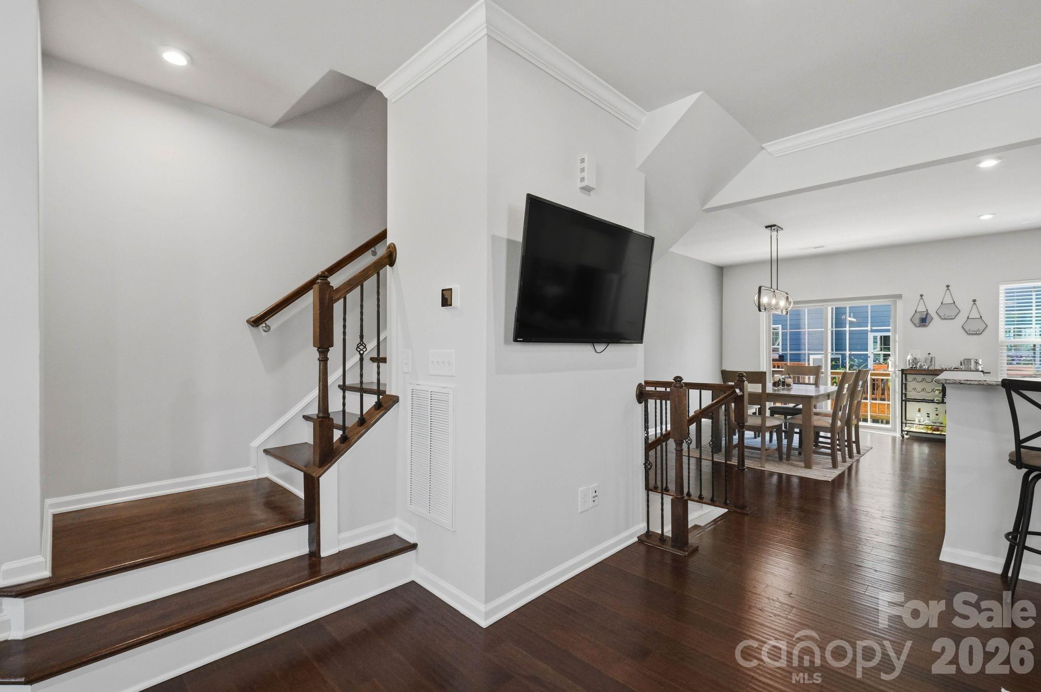 1221 Queen Lyon Court