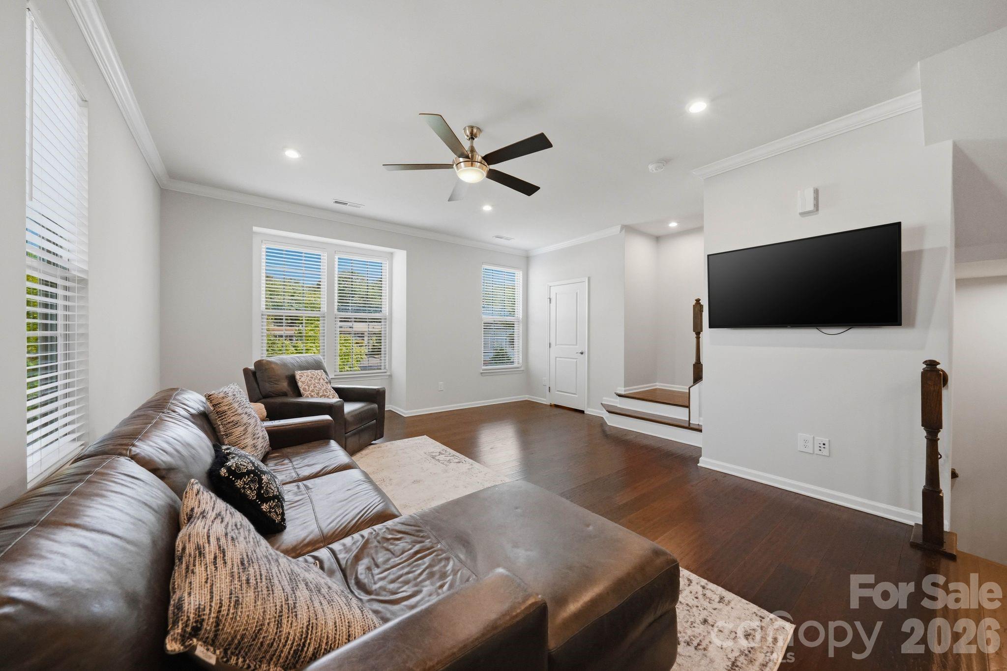 1221 Queen Lyon Court