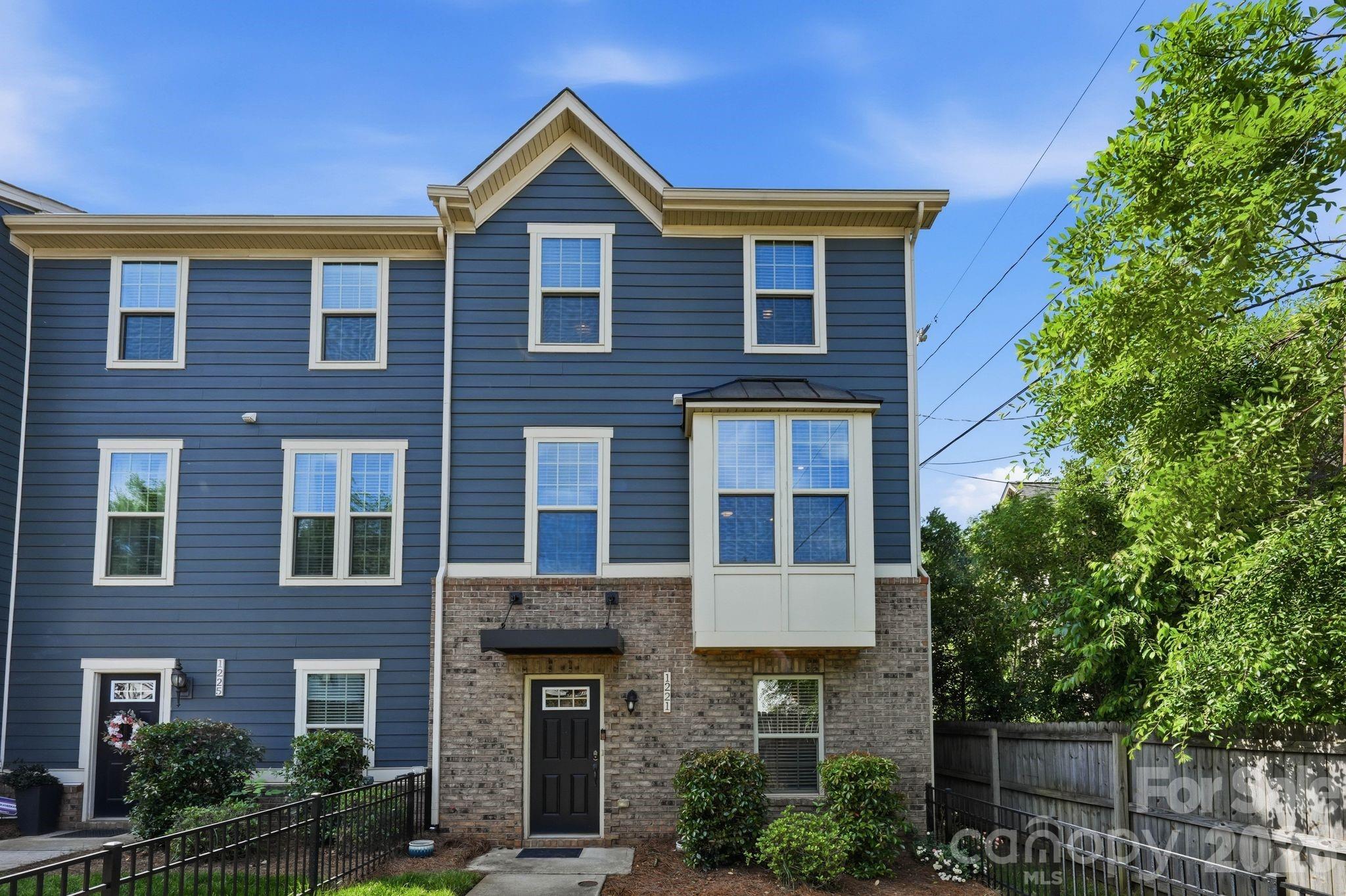 1221 Queen Lyon Court