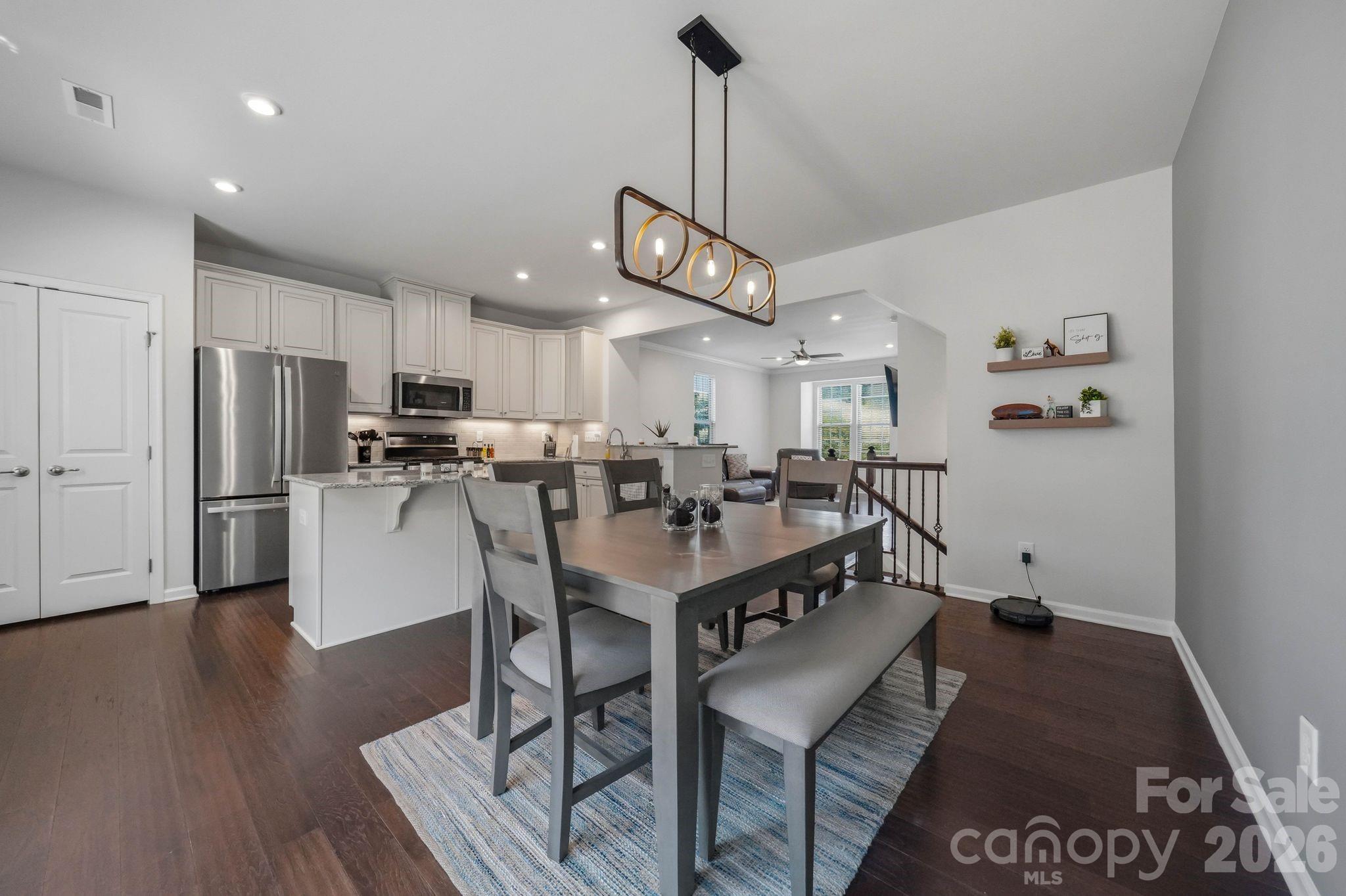 1221 Queen Lyon Court
