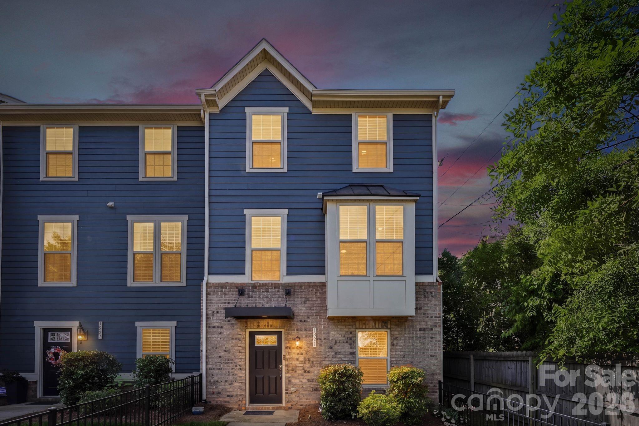 1221 Queen Lyon Court