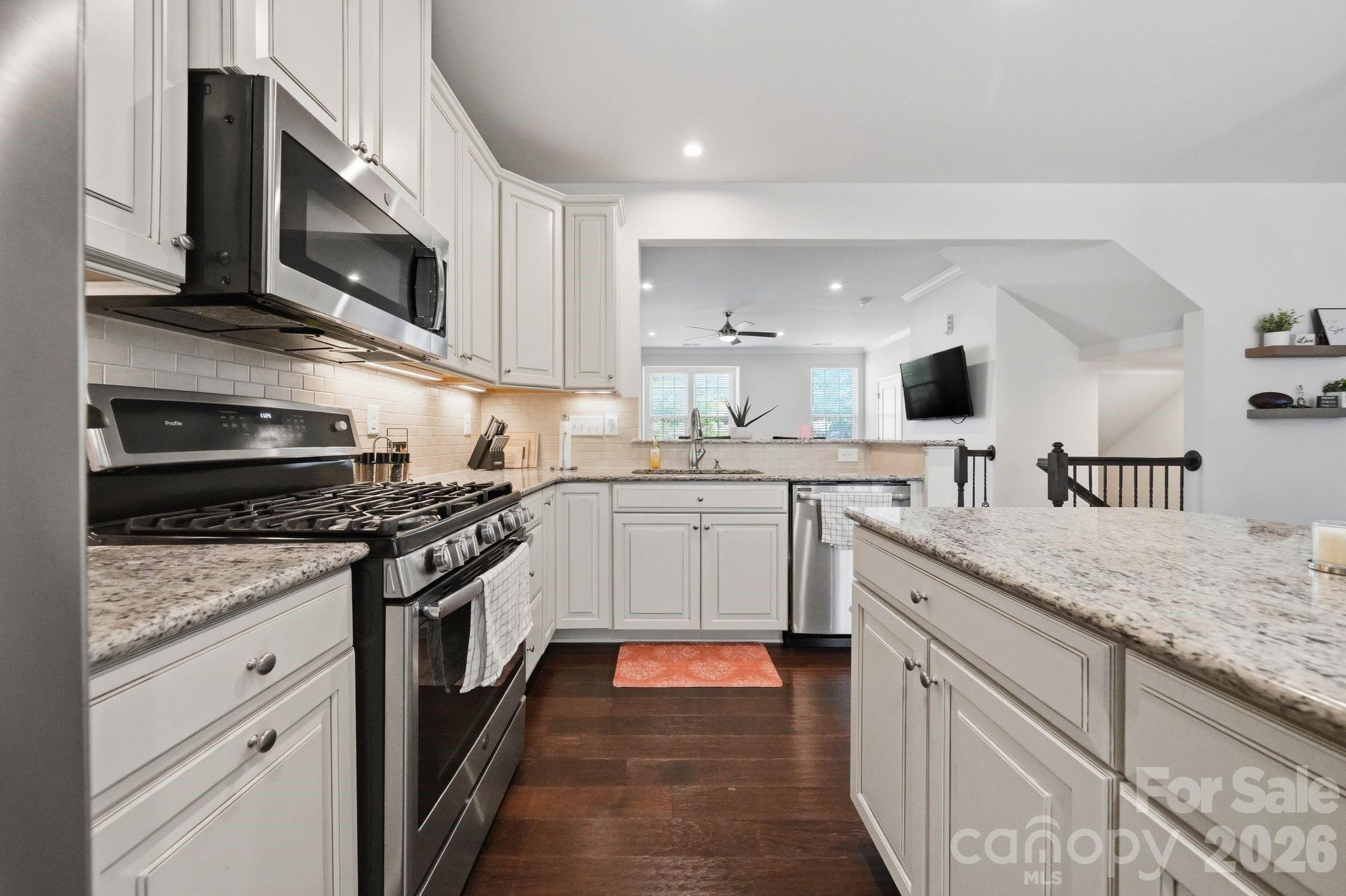 1221 Queen Lyon Court
