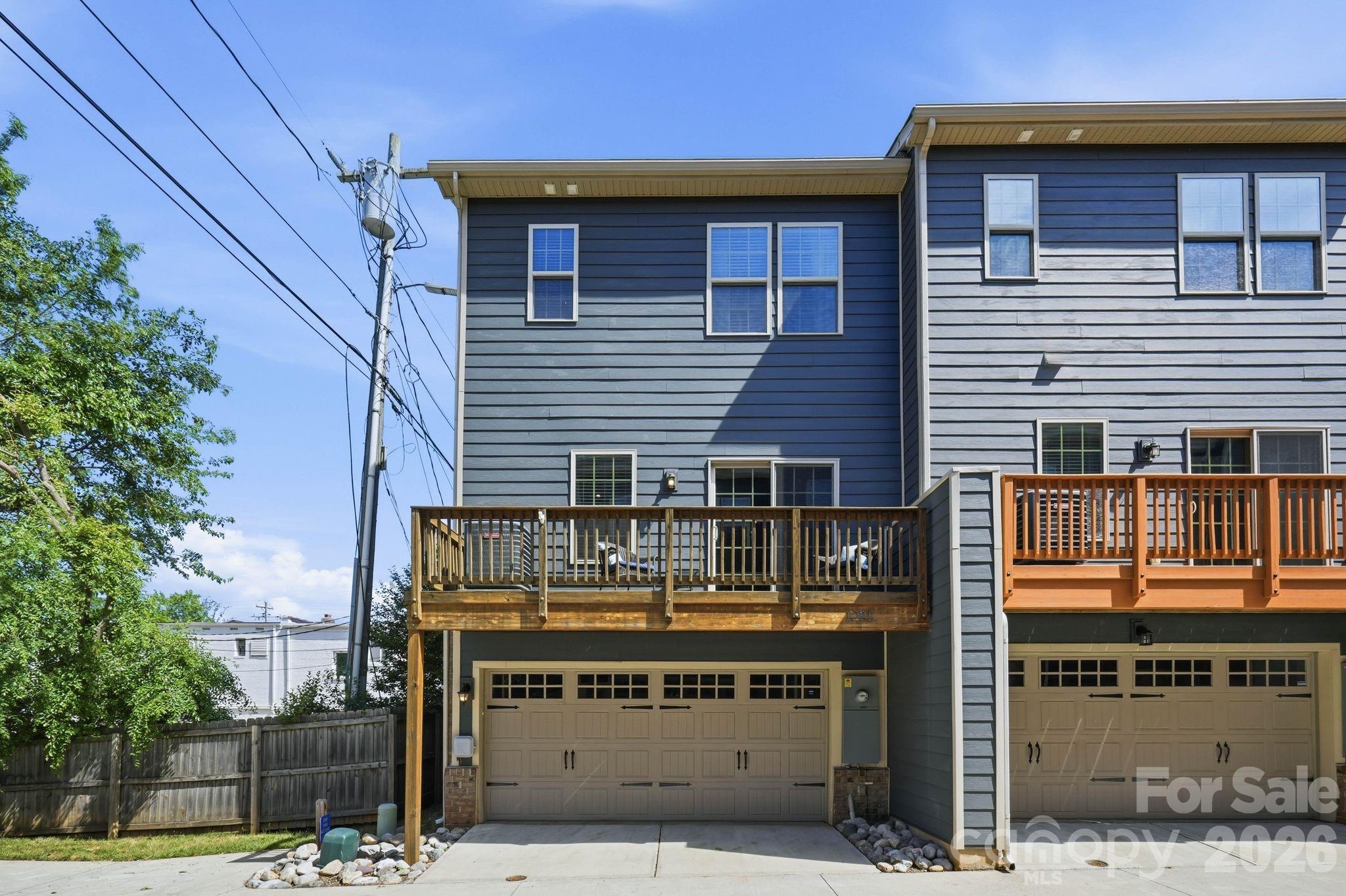 1221 Queen Lyon Court