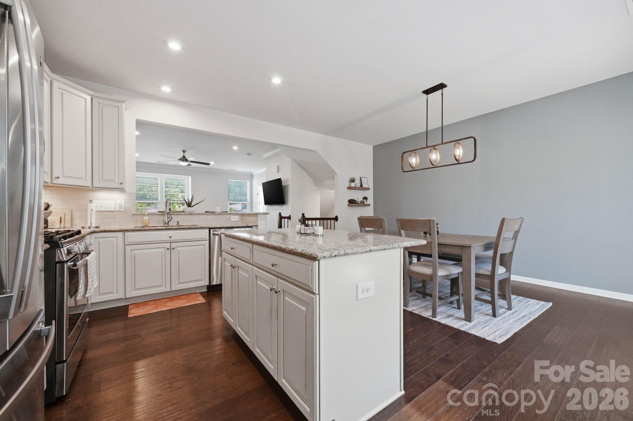 1221 Queen Lyon Court