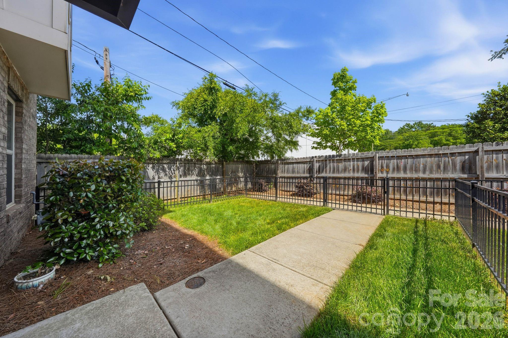 1221 Queen Lyon Court