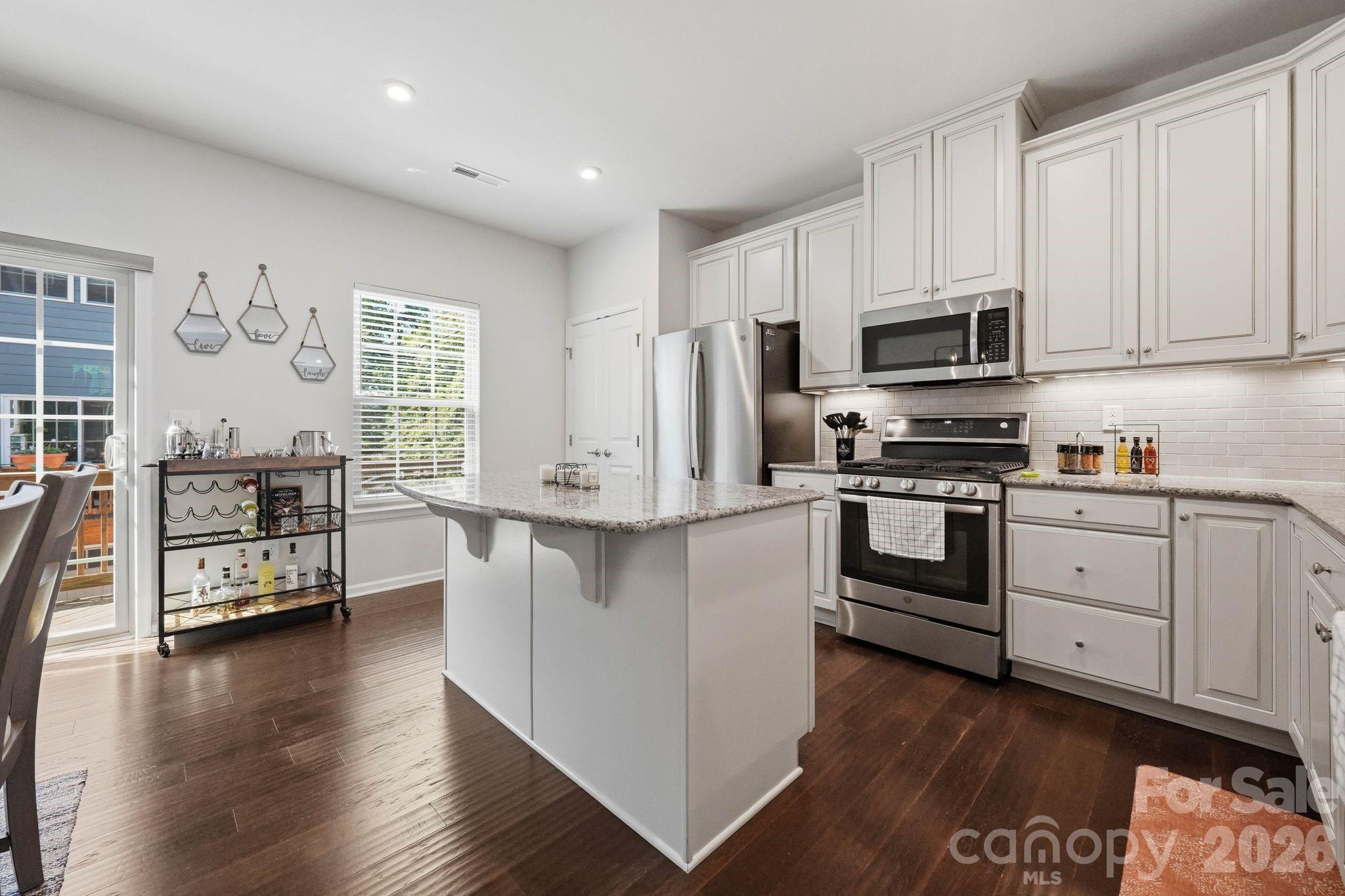 1221 Queen Lyon Court