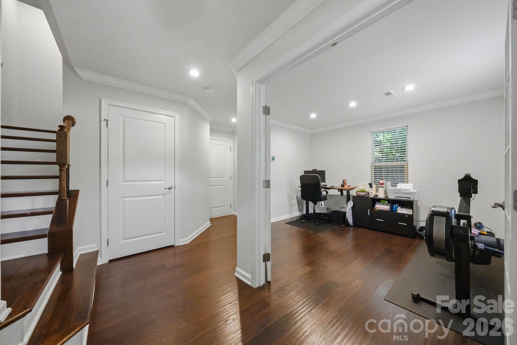 1221 Queen Lyon Court