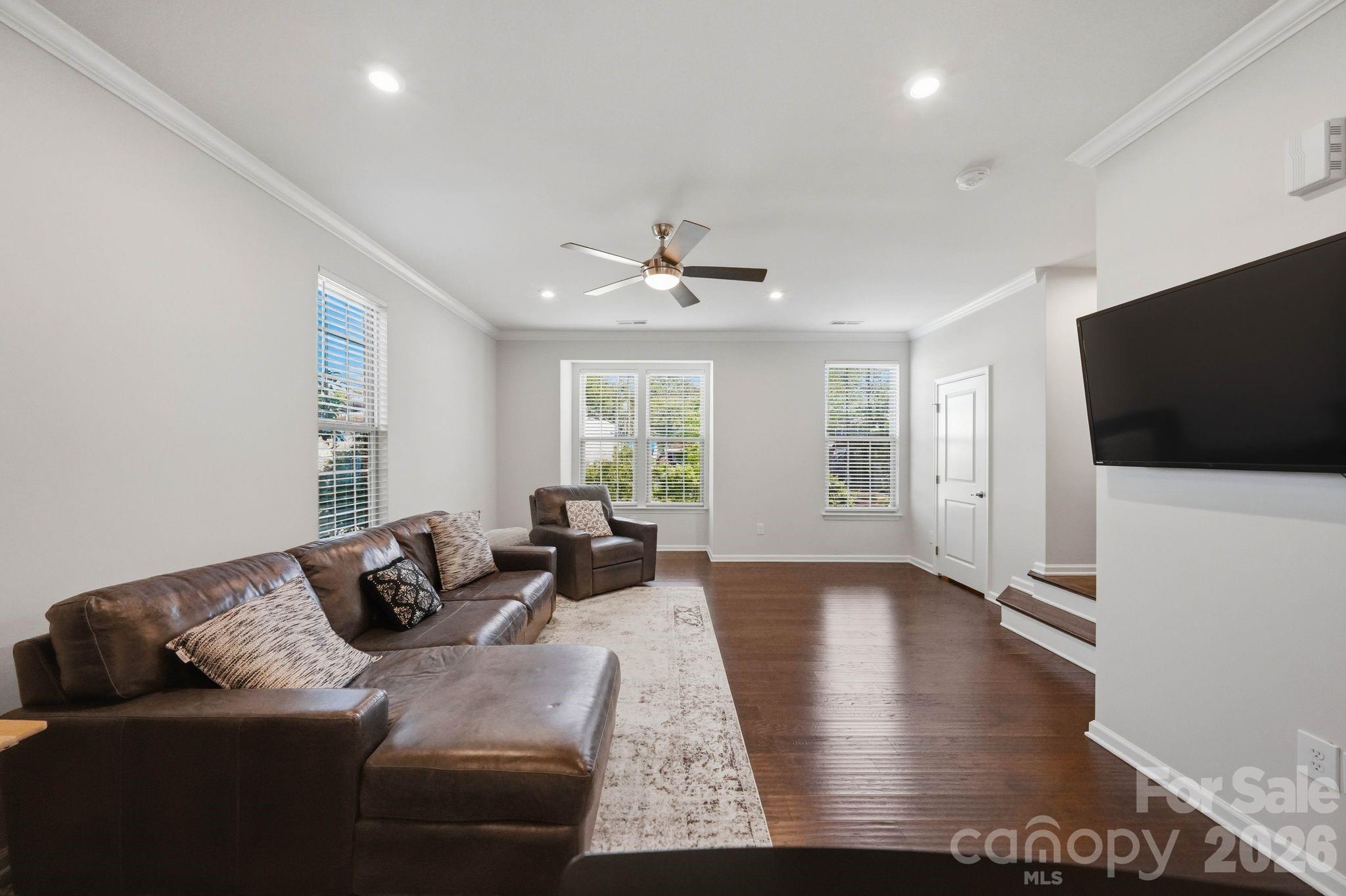 1221 Queen Lyon Court