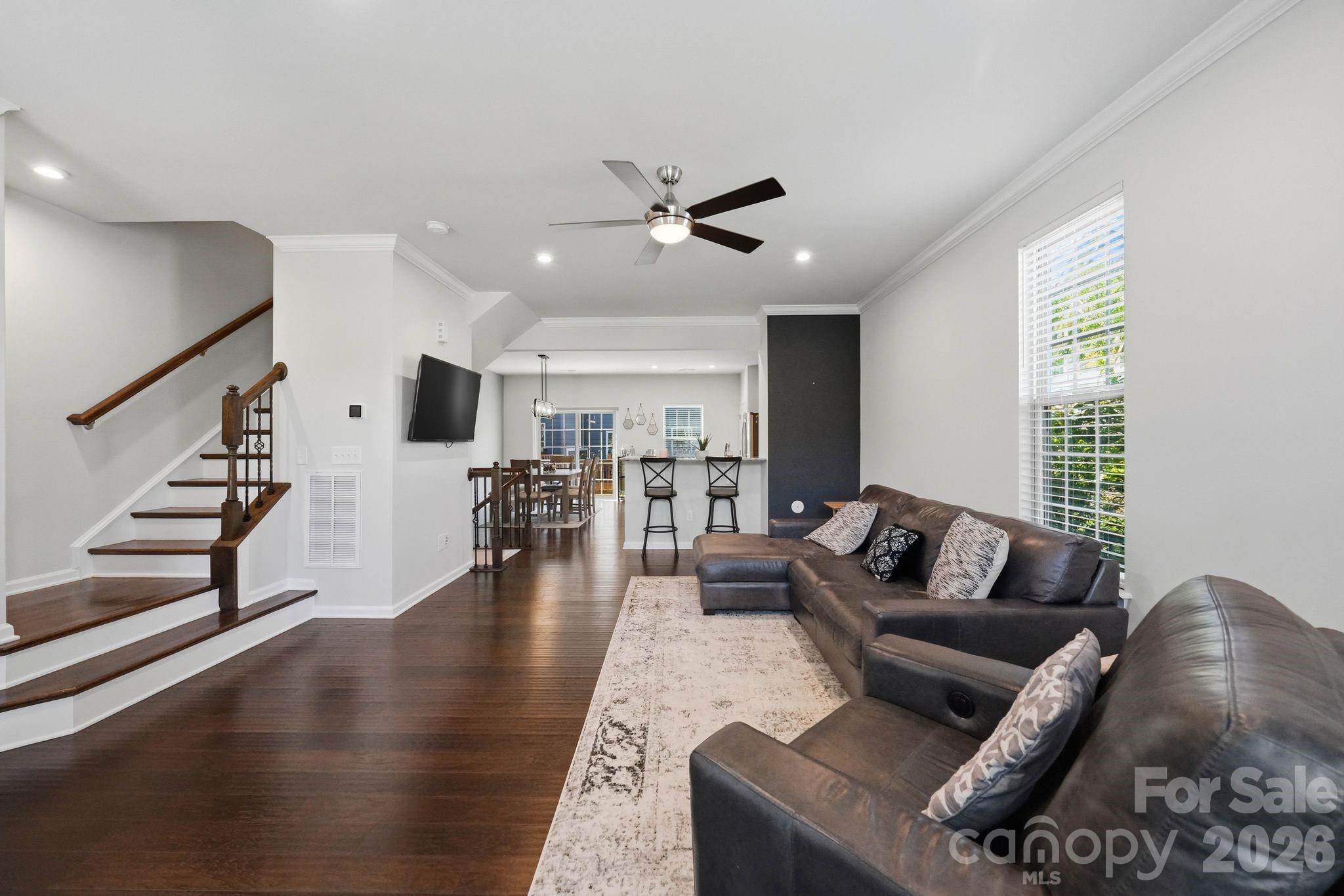 1221 Queen Lyon Court