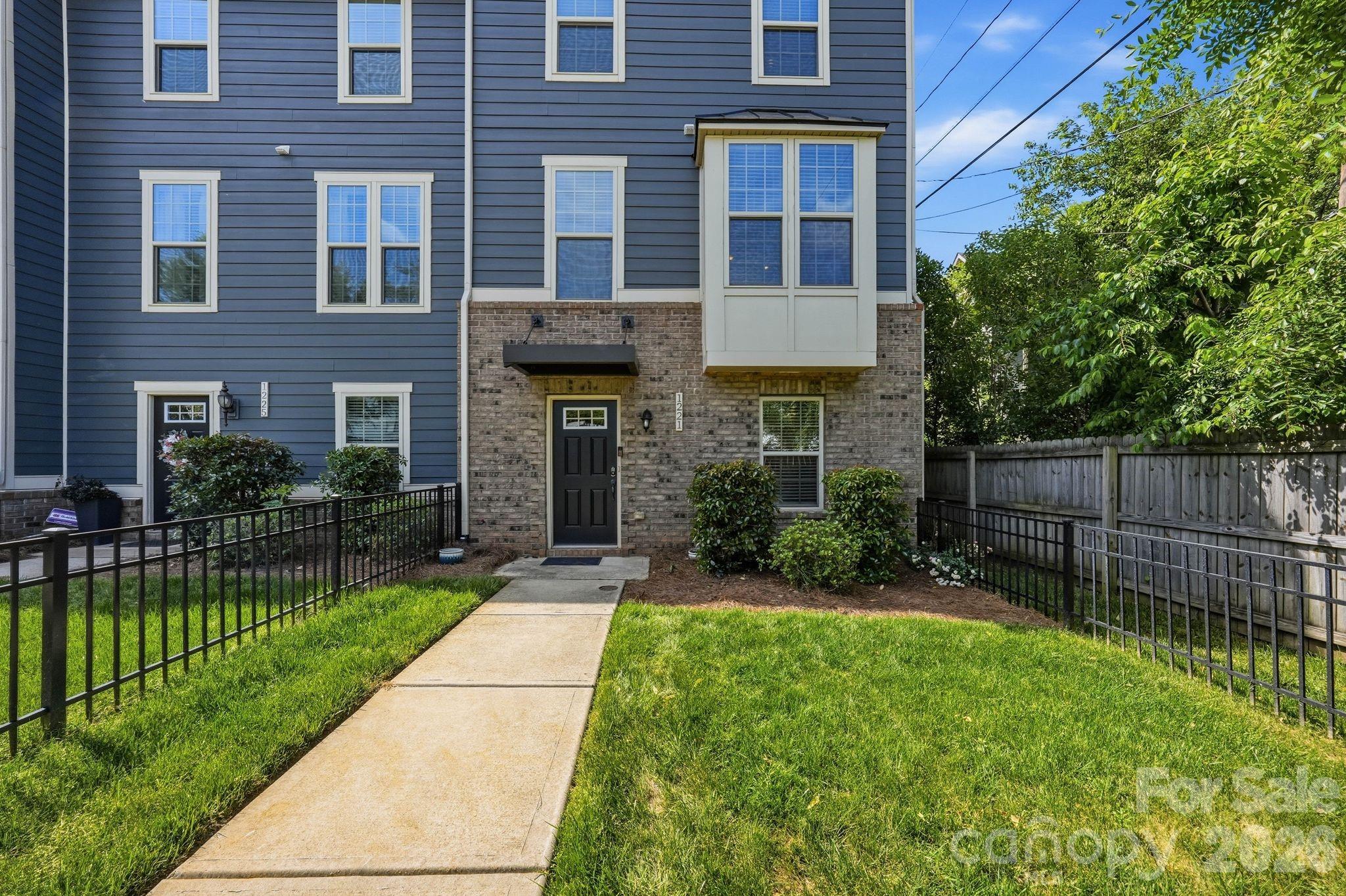 1221 Queen Lyon Court