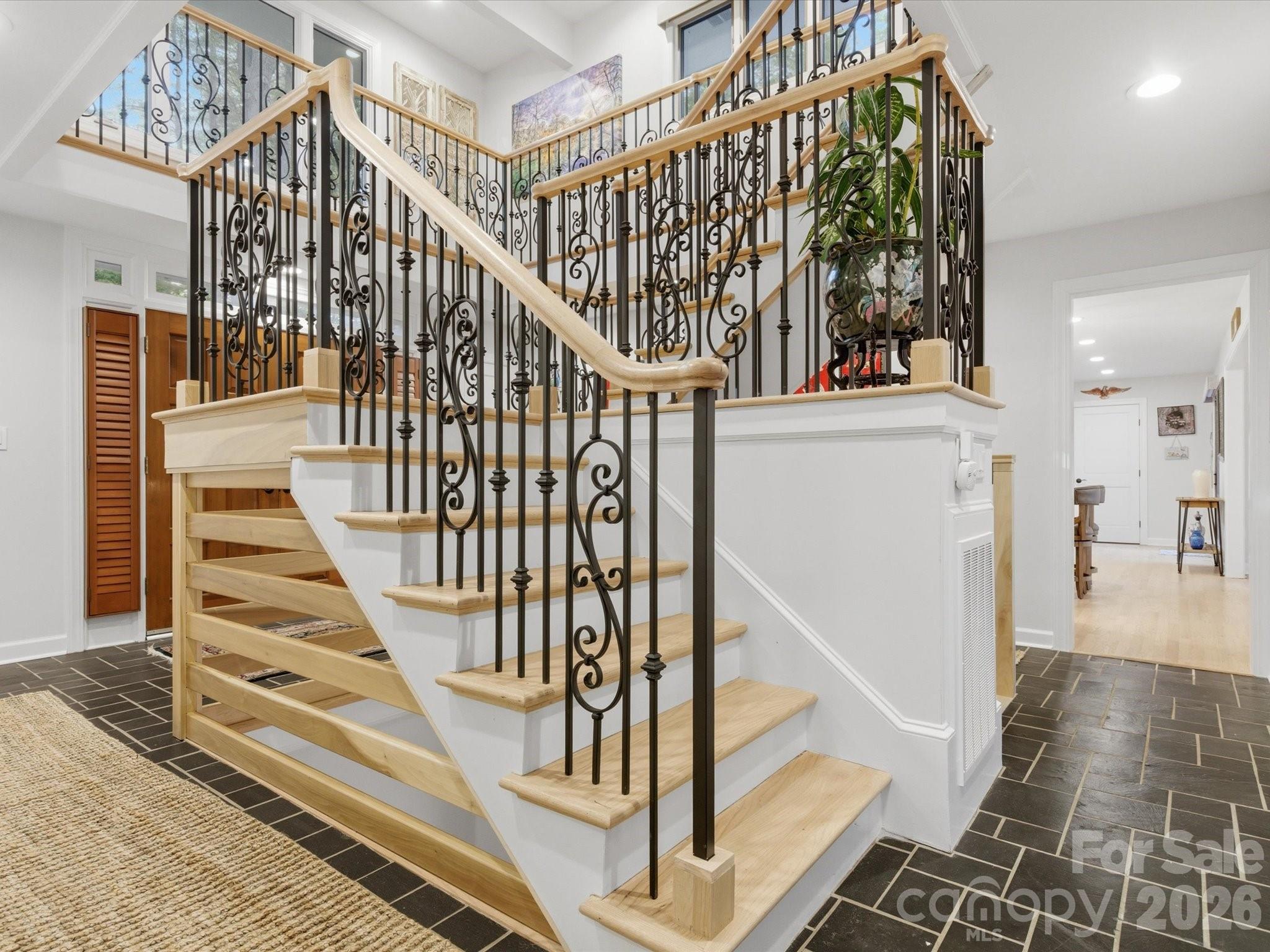 115 Forest Cliff Court NE