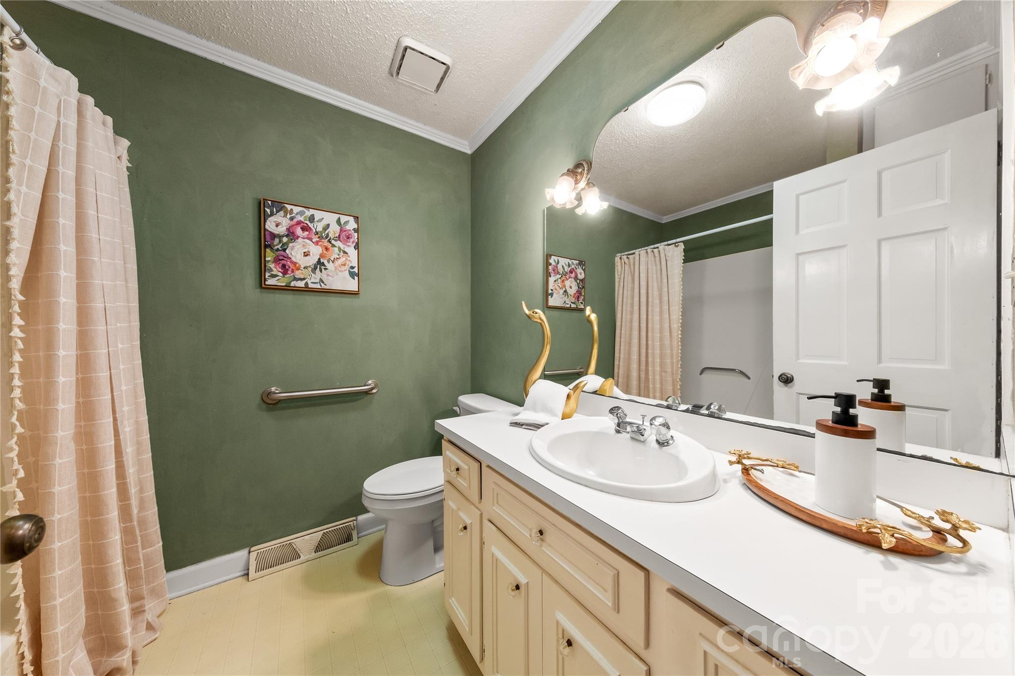 2038 Skyway Drive