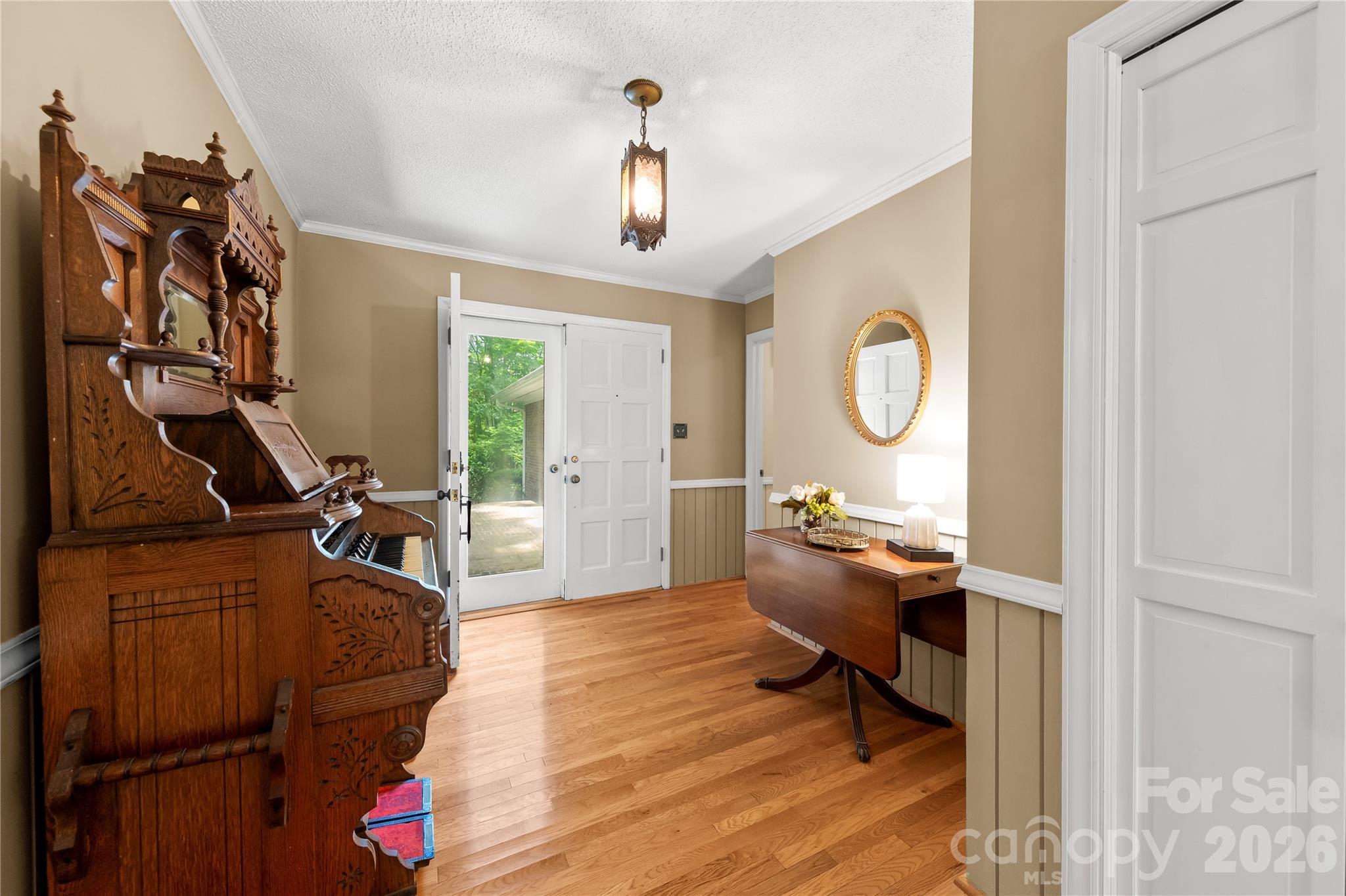 2038 Skyway Drive