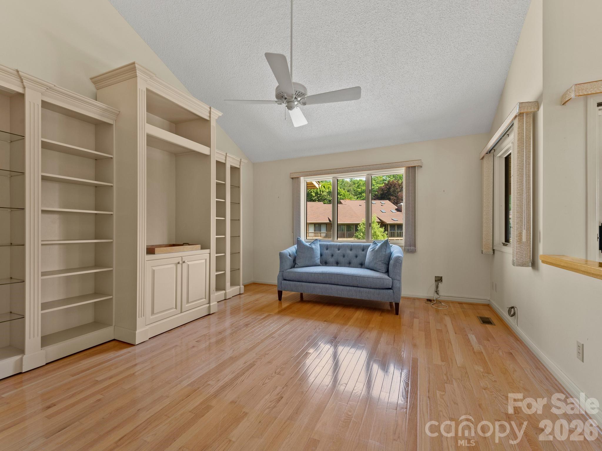 1001 Red Oak Drive