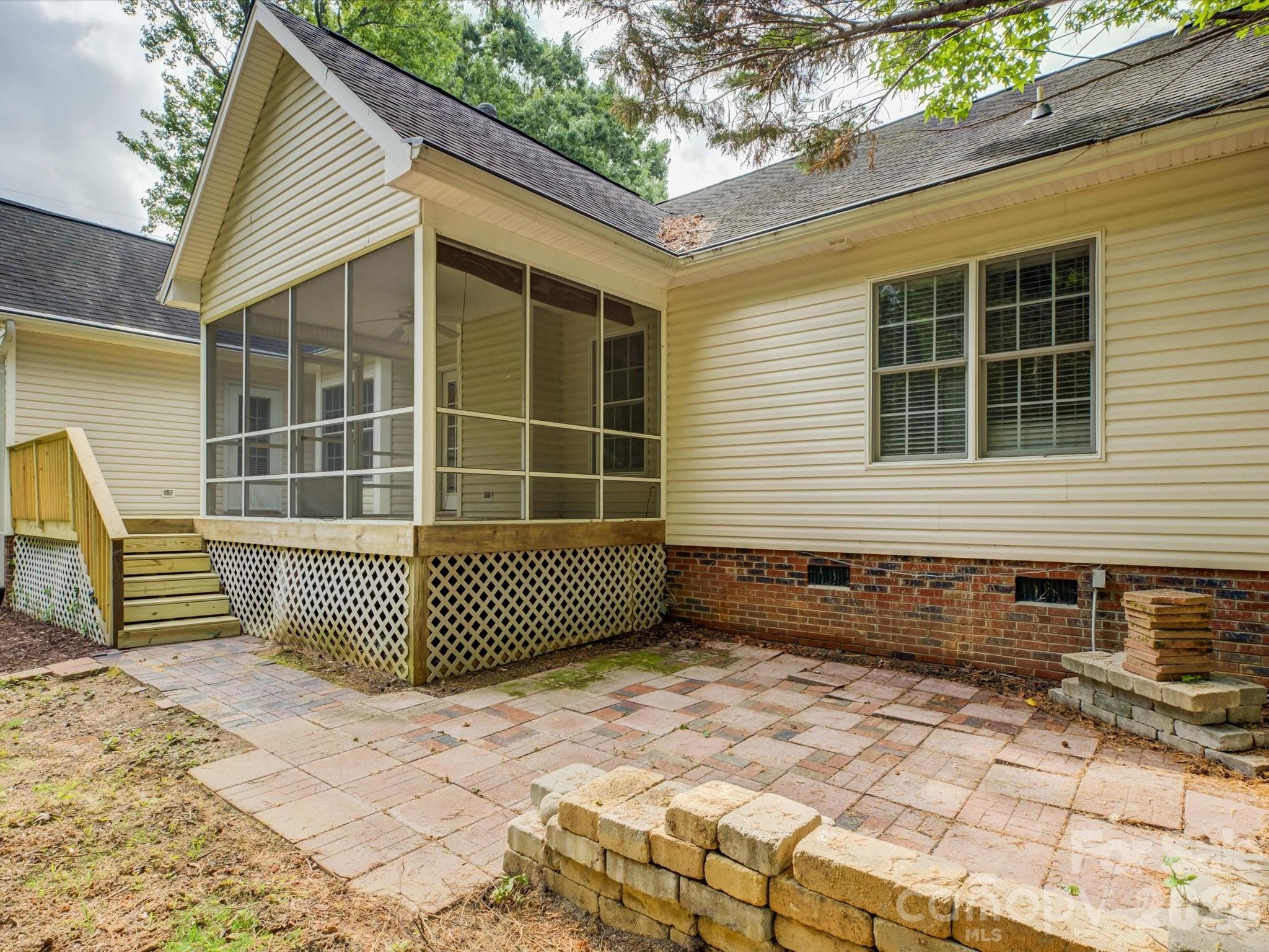1527 Lavington Court