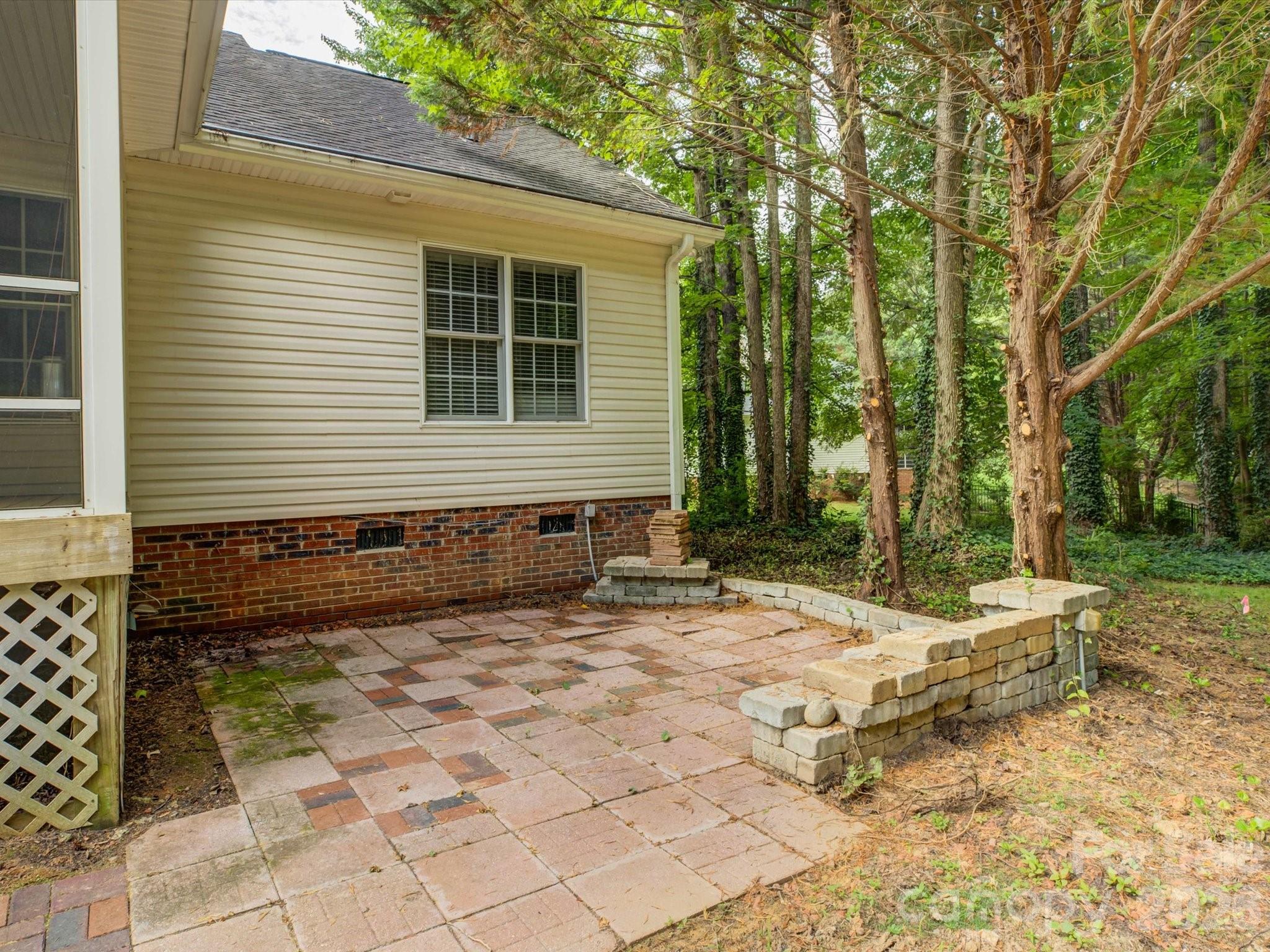 1527 Lavington Court