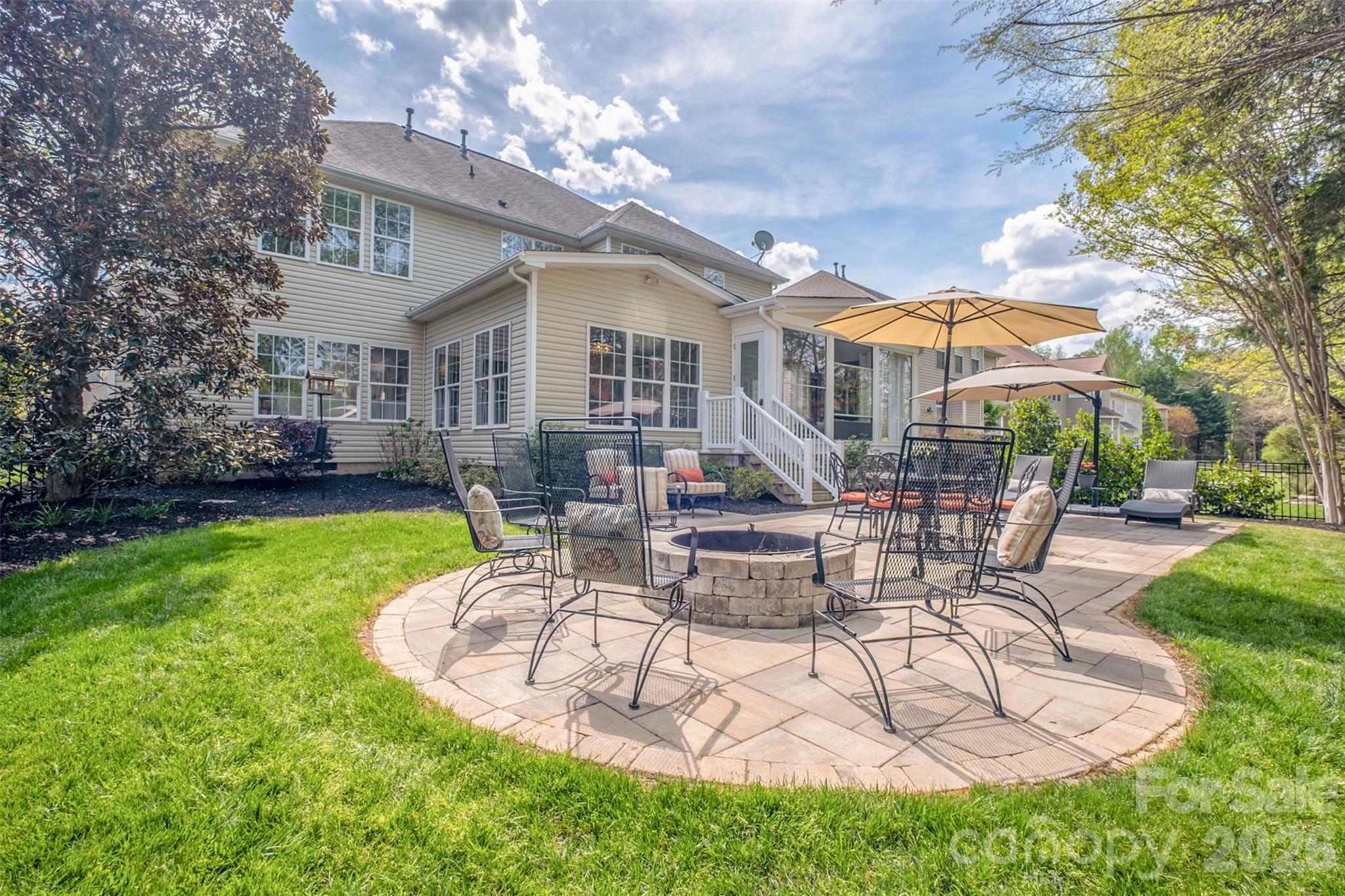 913 Grayscroft Drive