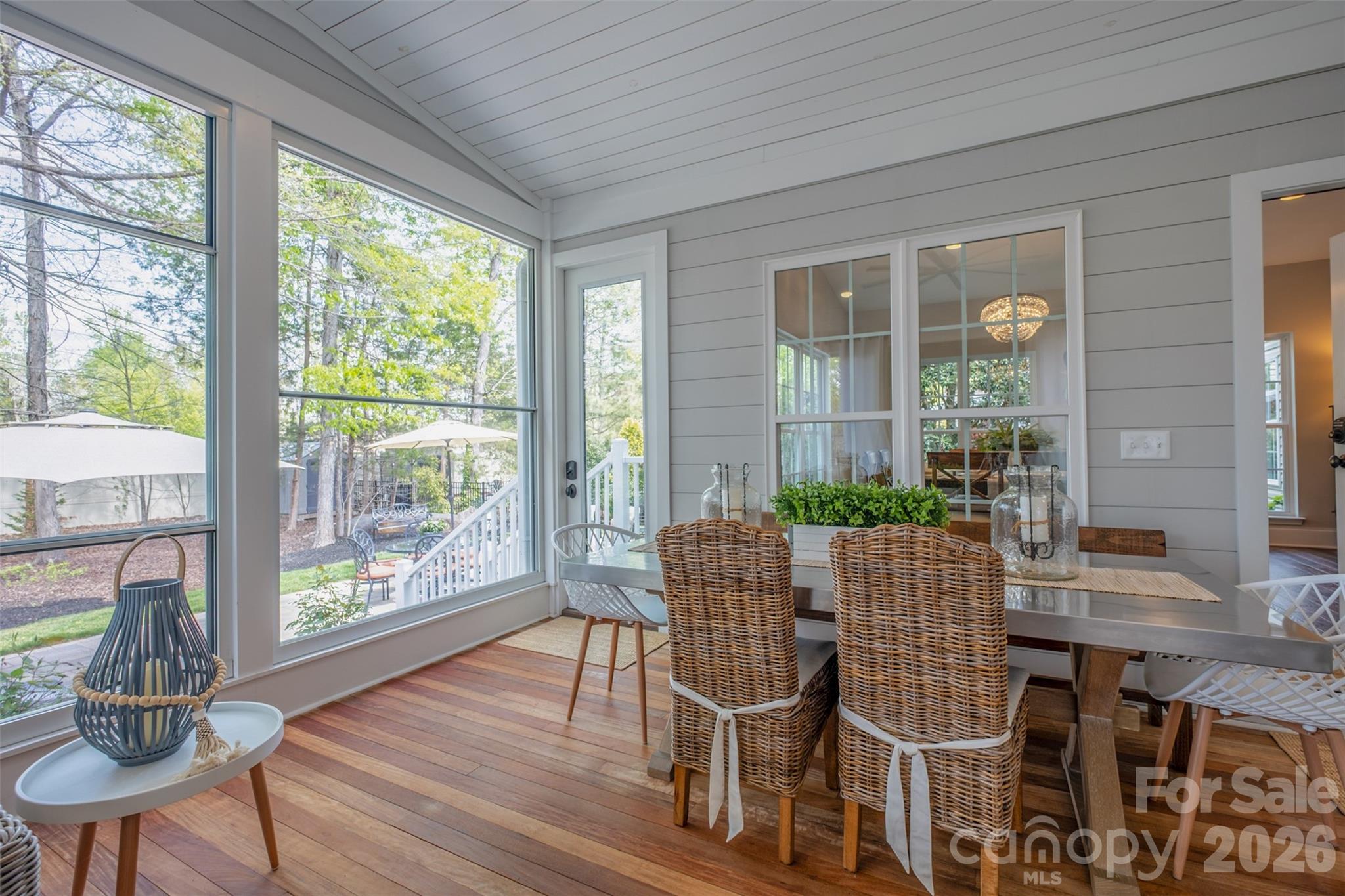 913 Grayscroft Drive