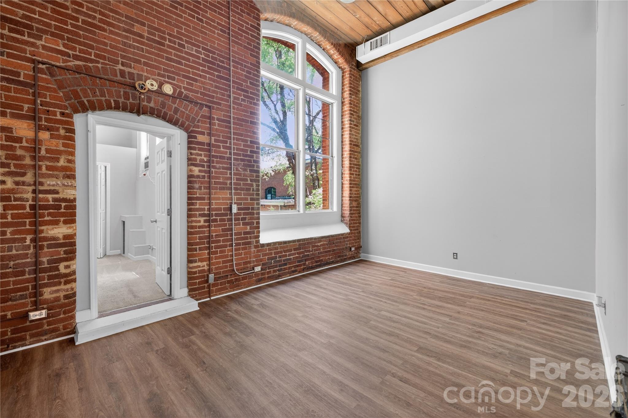 201 S Hoskins Road Unit: 121