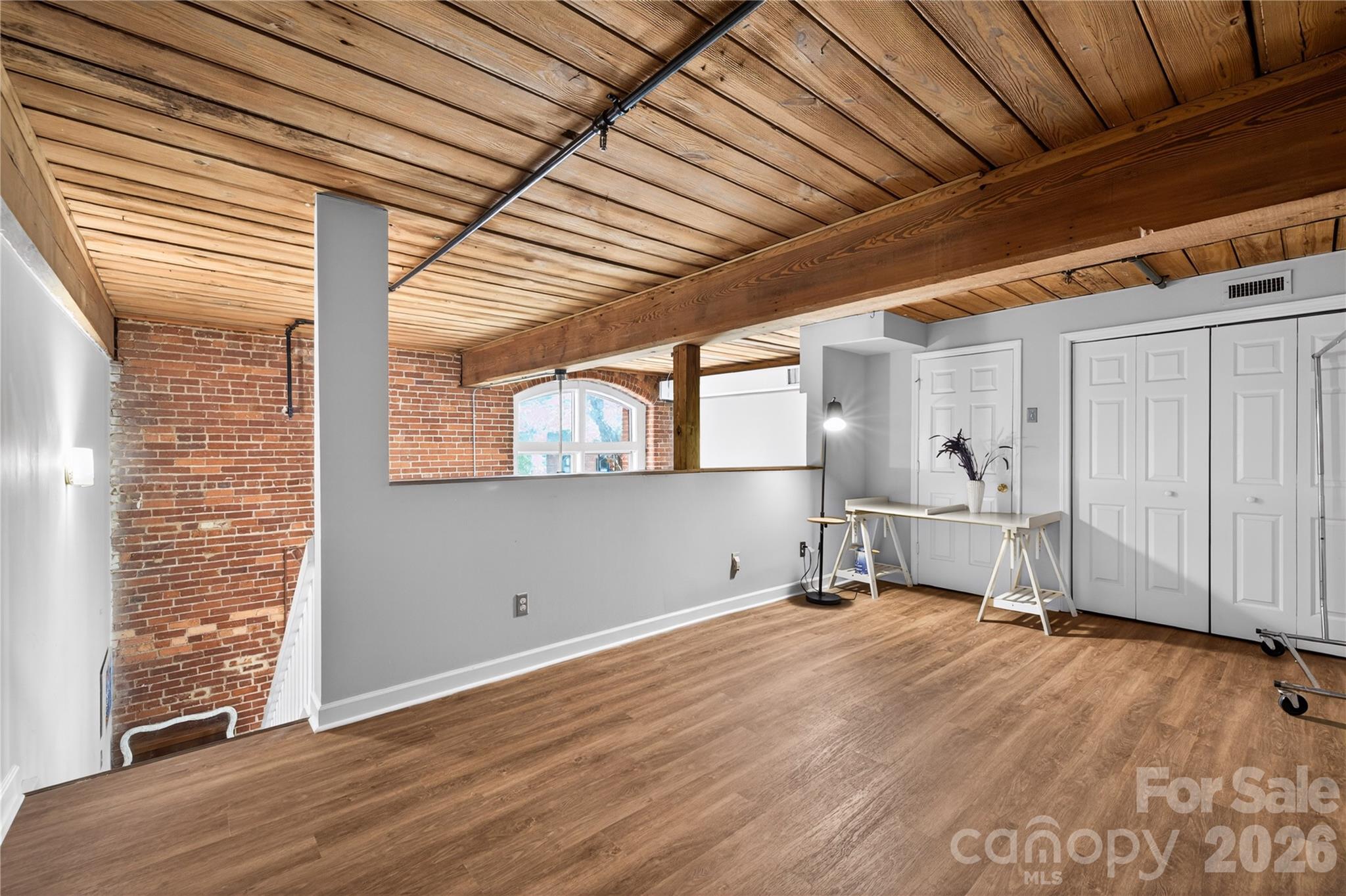 201 S Hoskins Road Unit: 121
