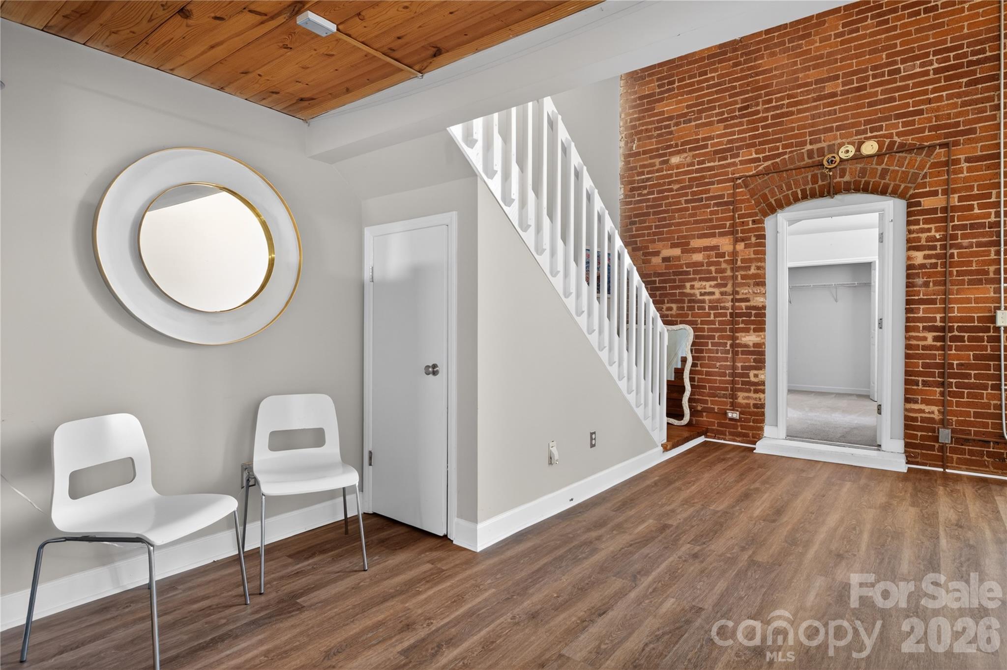 201 S Hoskins Road Unit: 121