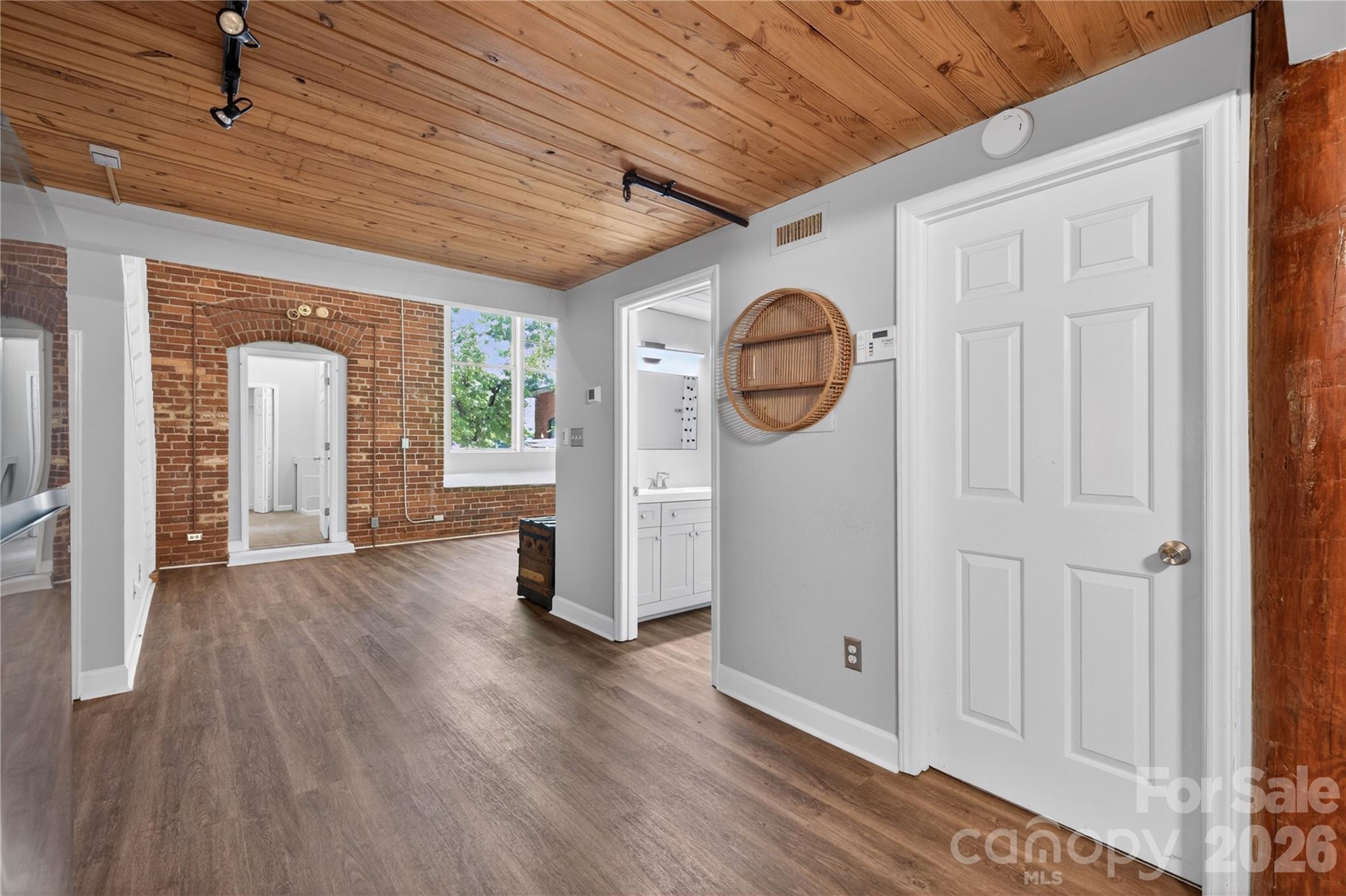 201 S Hoskins Road Unit: 121