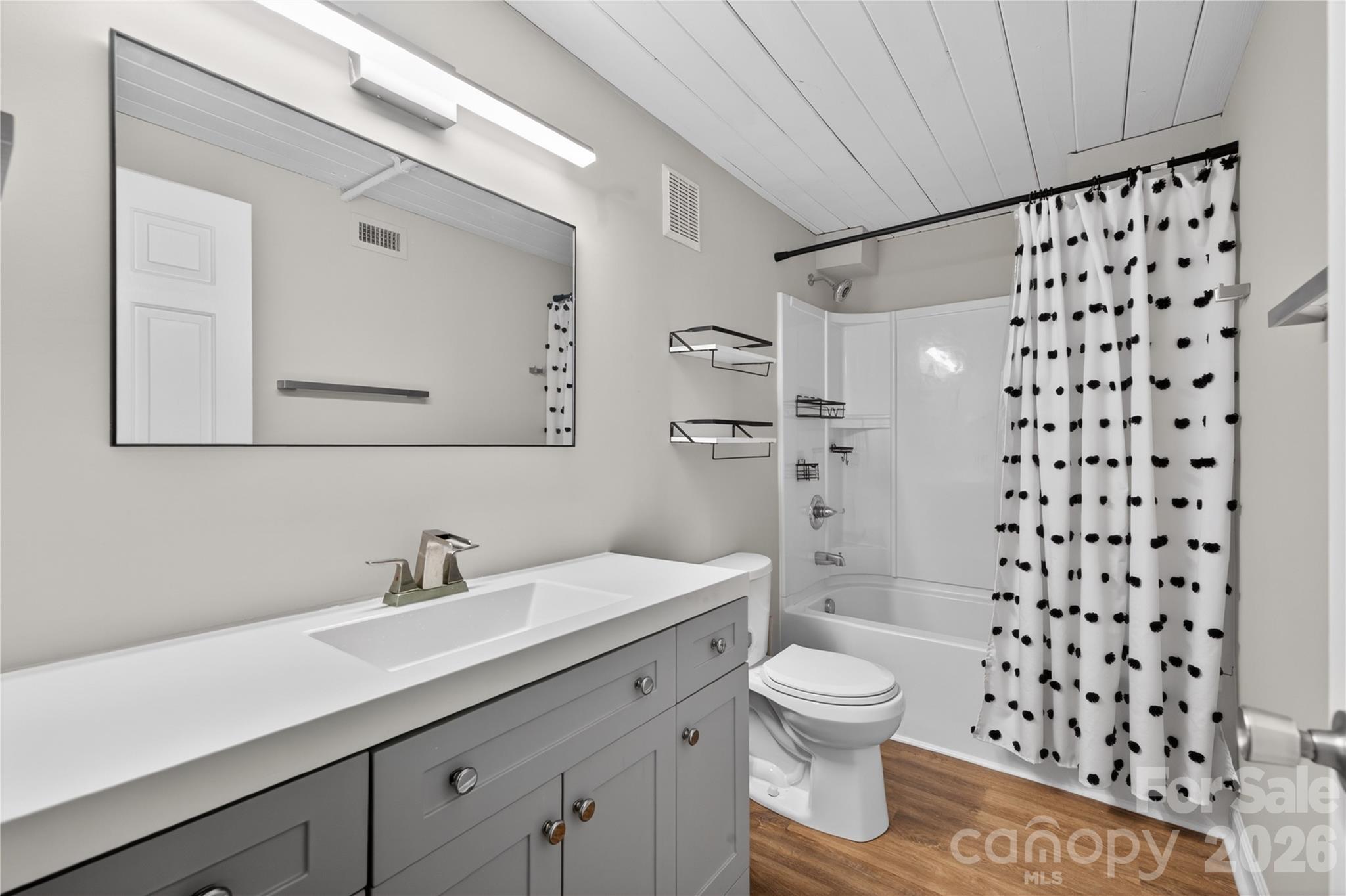 201 S Hoskins Road Unit: 121