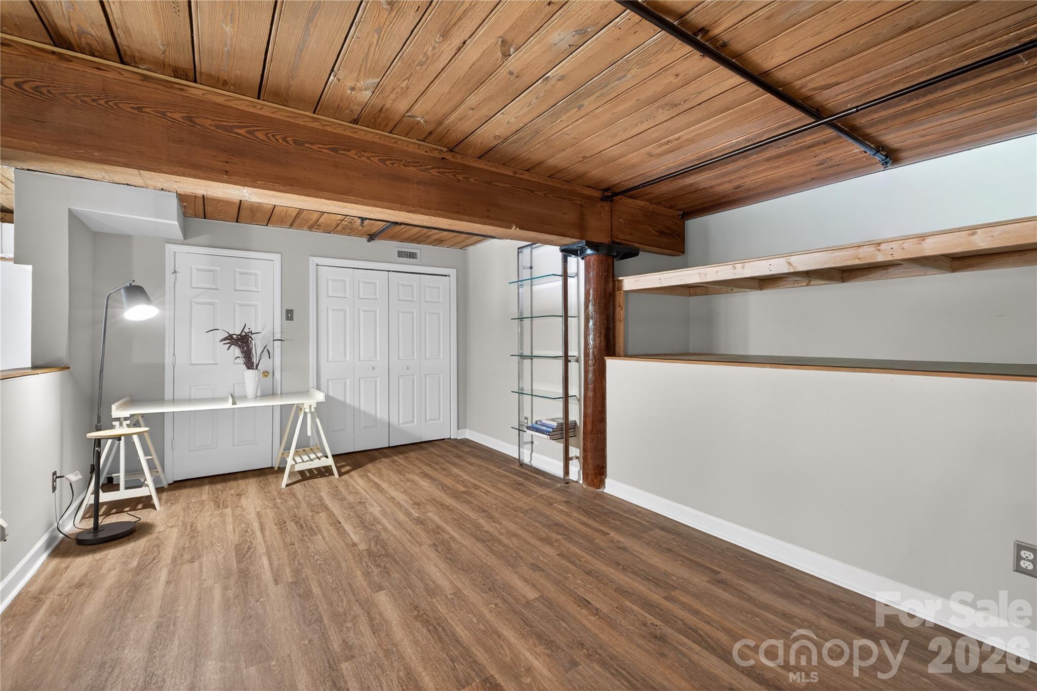 201 S Hoskins Road Unit: 121