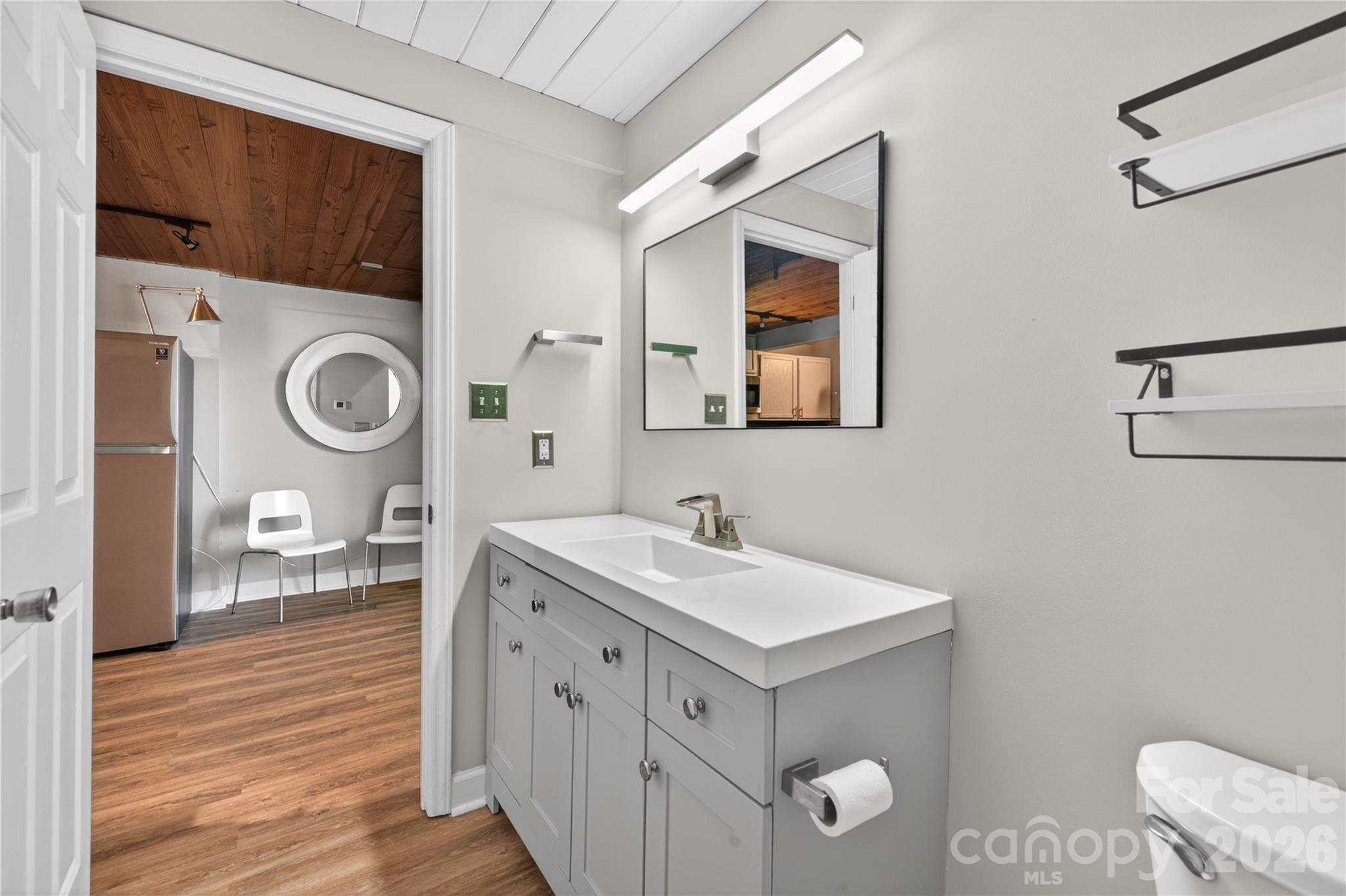 201 S Hoskins Road Unit: 121