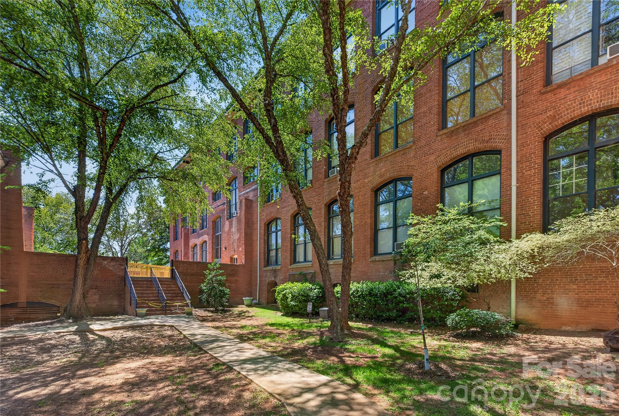 201 S Hoskins Road Unit: 121