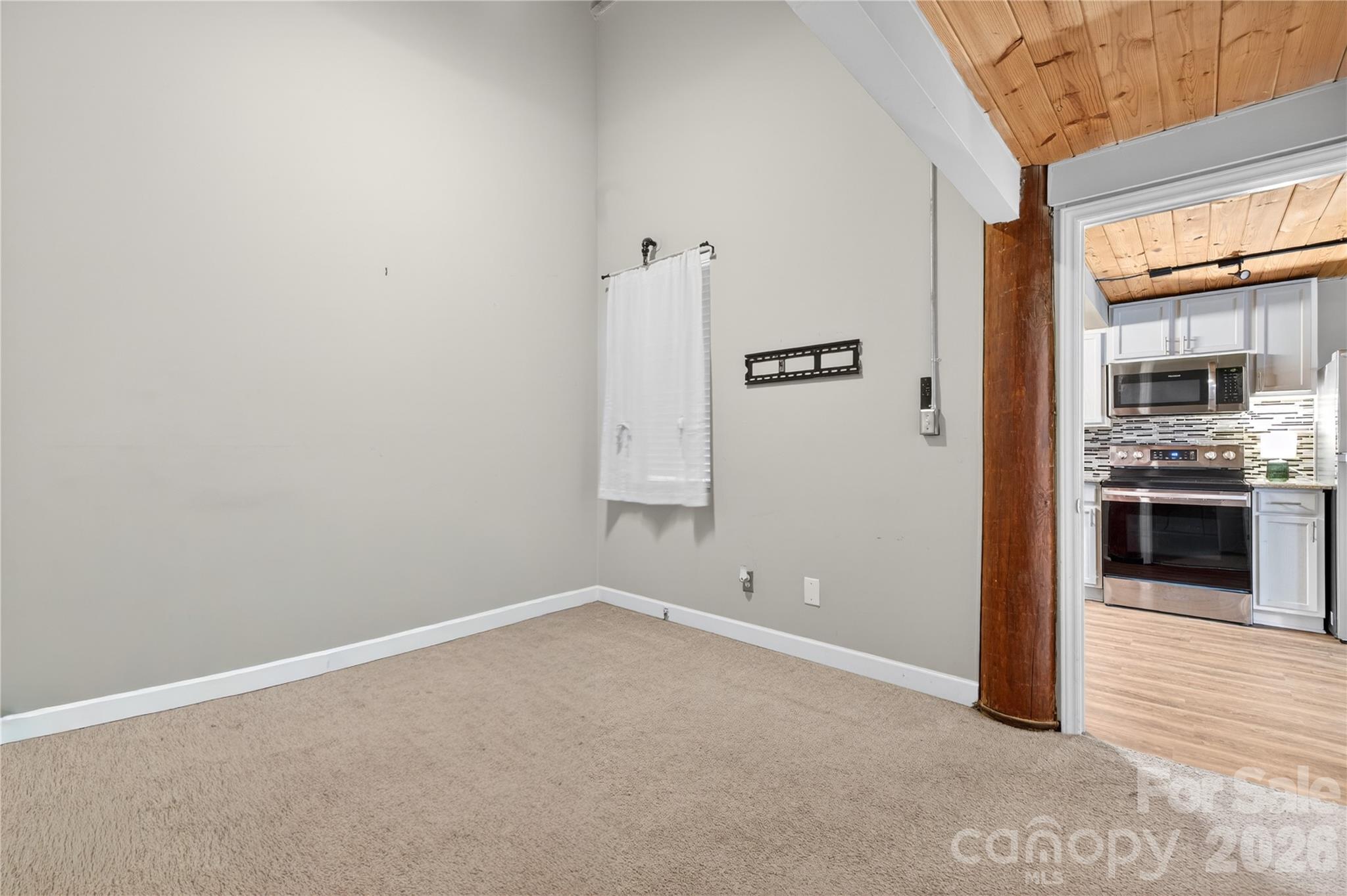 201 S Hoskins Road Unit: 121