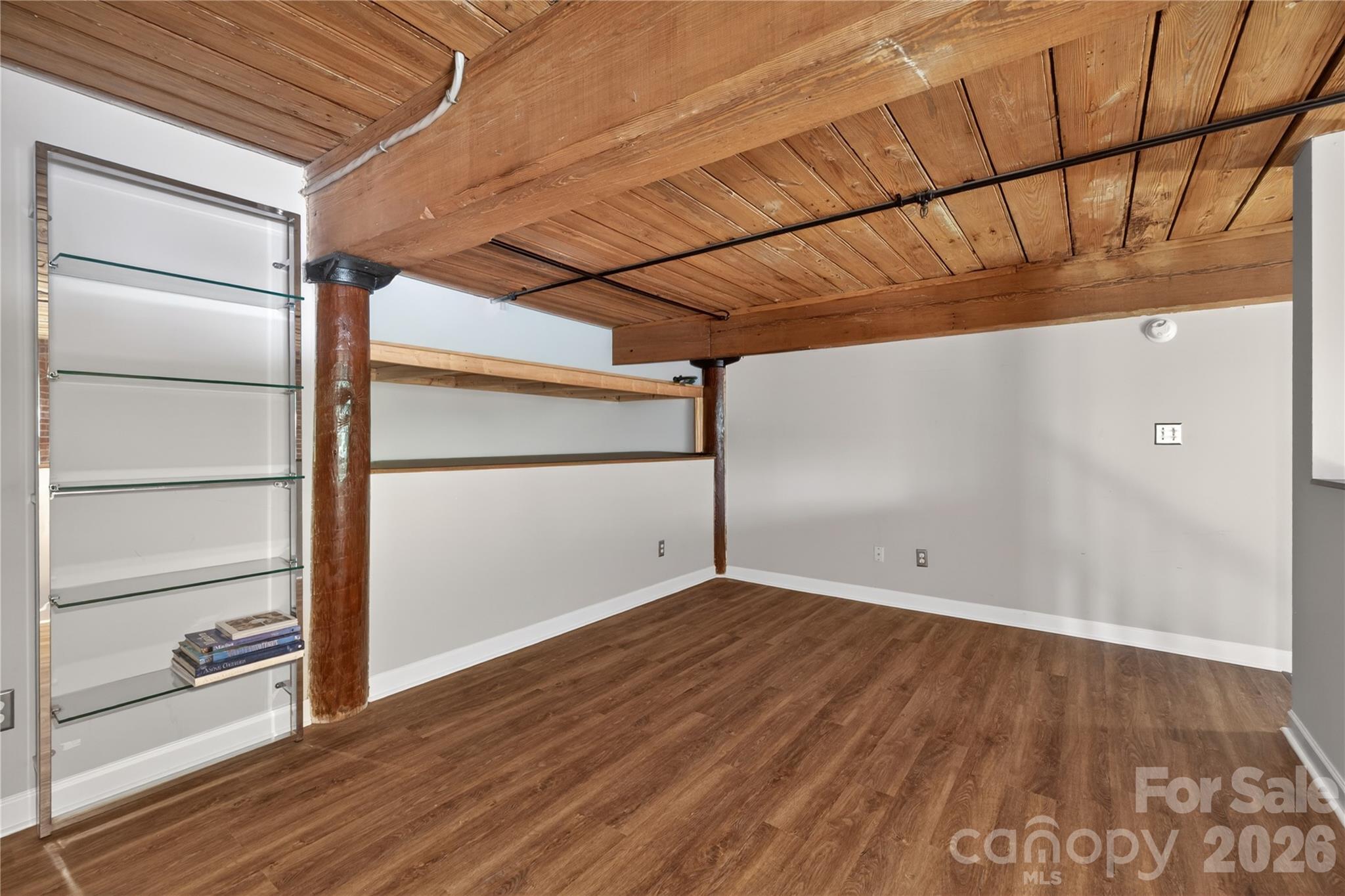 201 S Hoskins Road Unit: 121