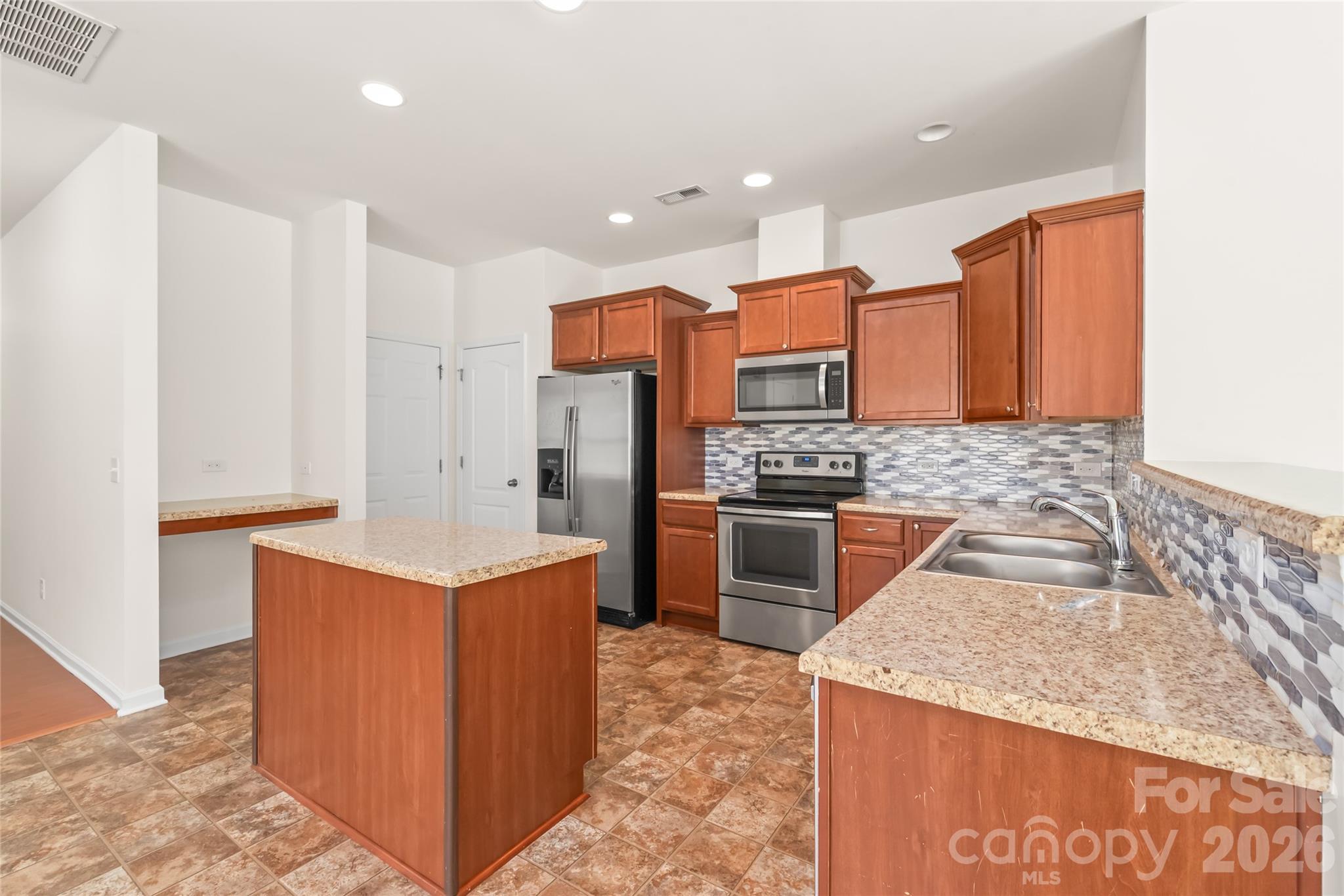 8411 Romana Red Lane