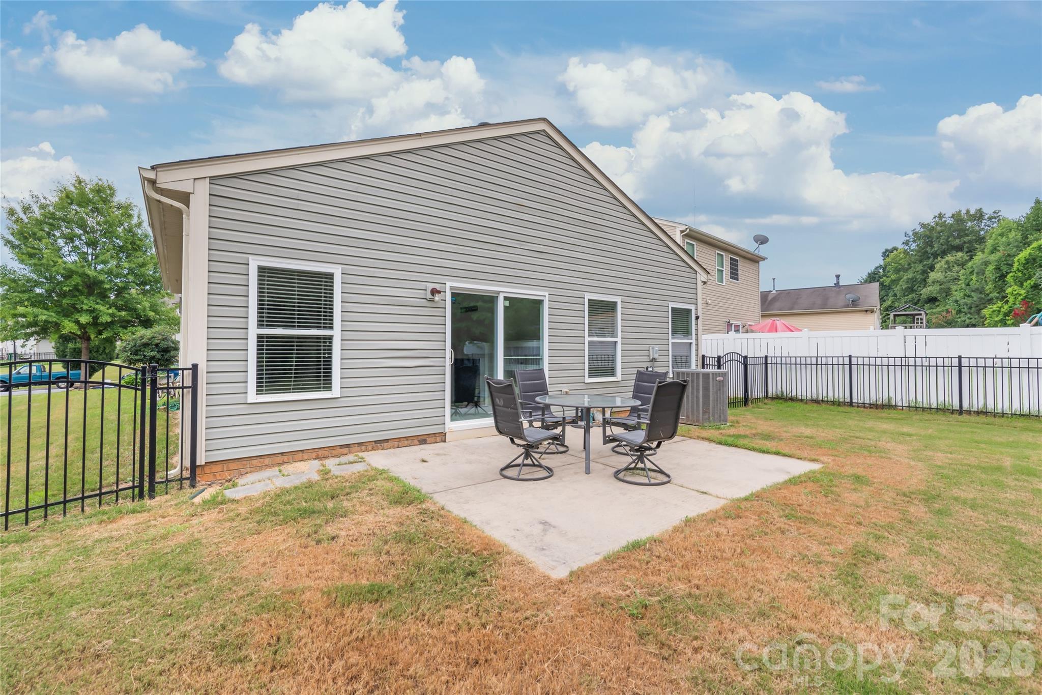 8411 Romana Red Lane