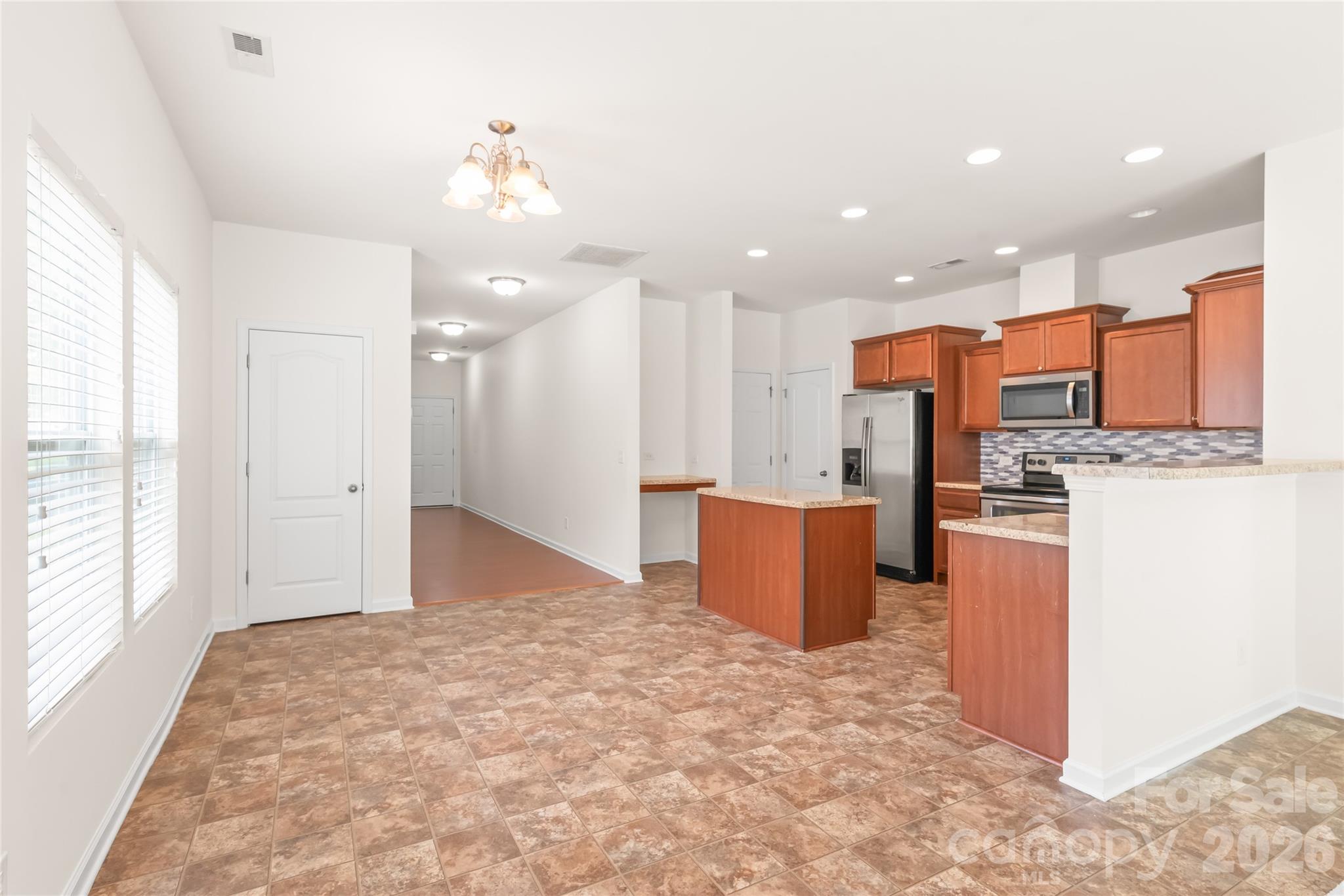 8411 Romana Red Lane