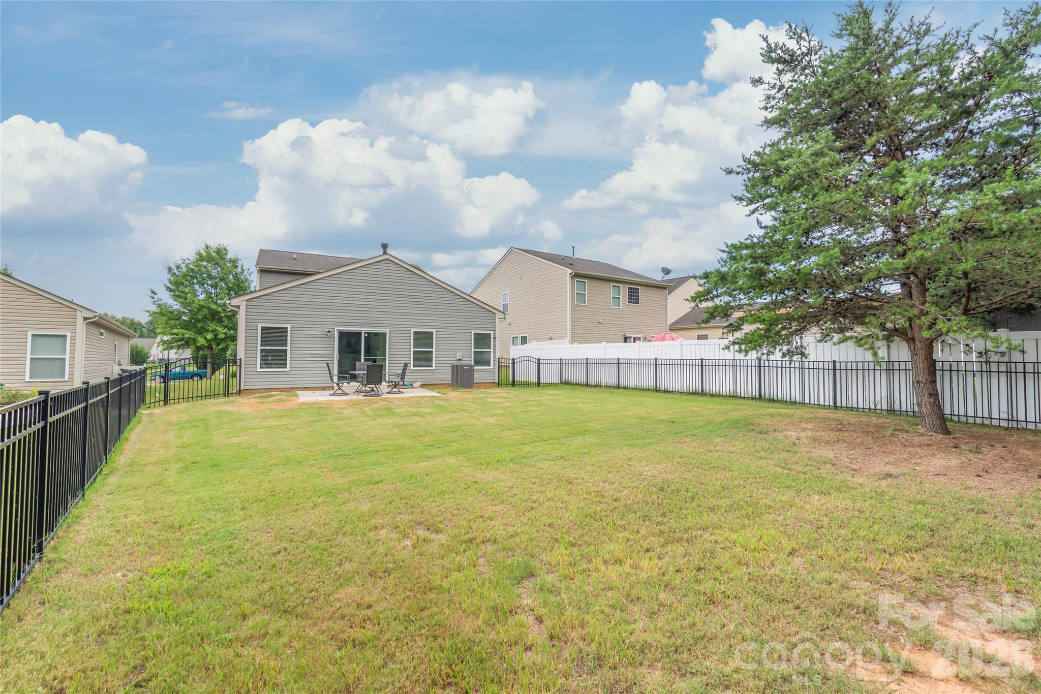 8411 Romana Red Lane