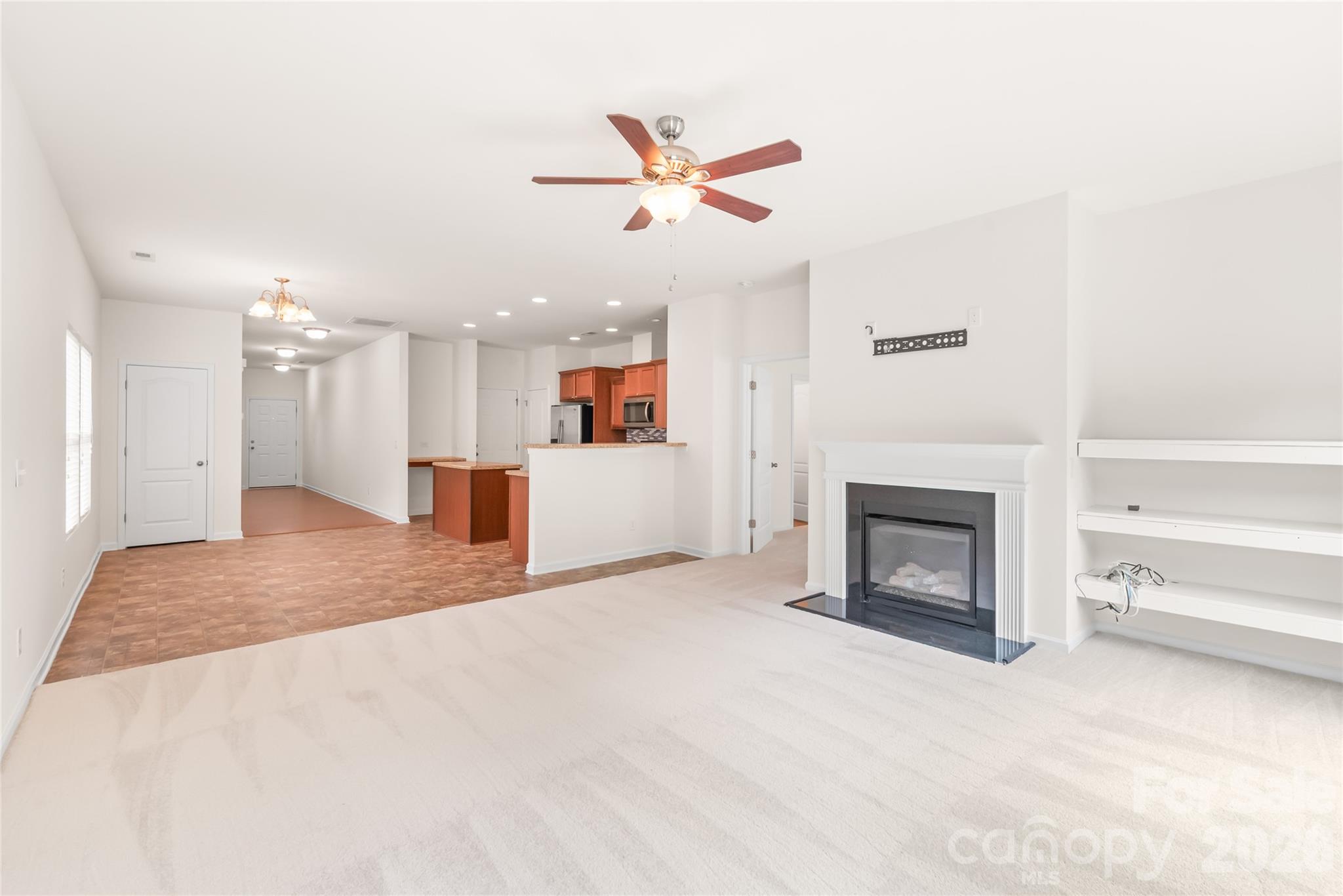 8411 Romana Red Lane