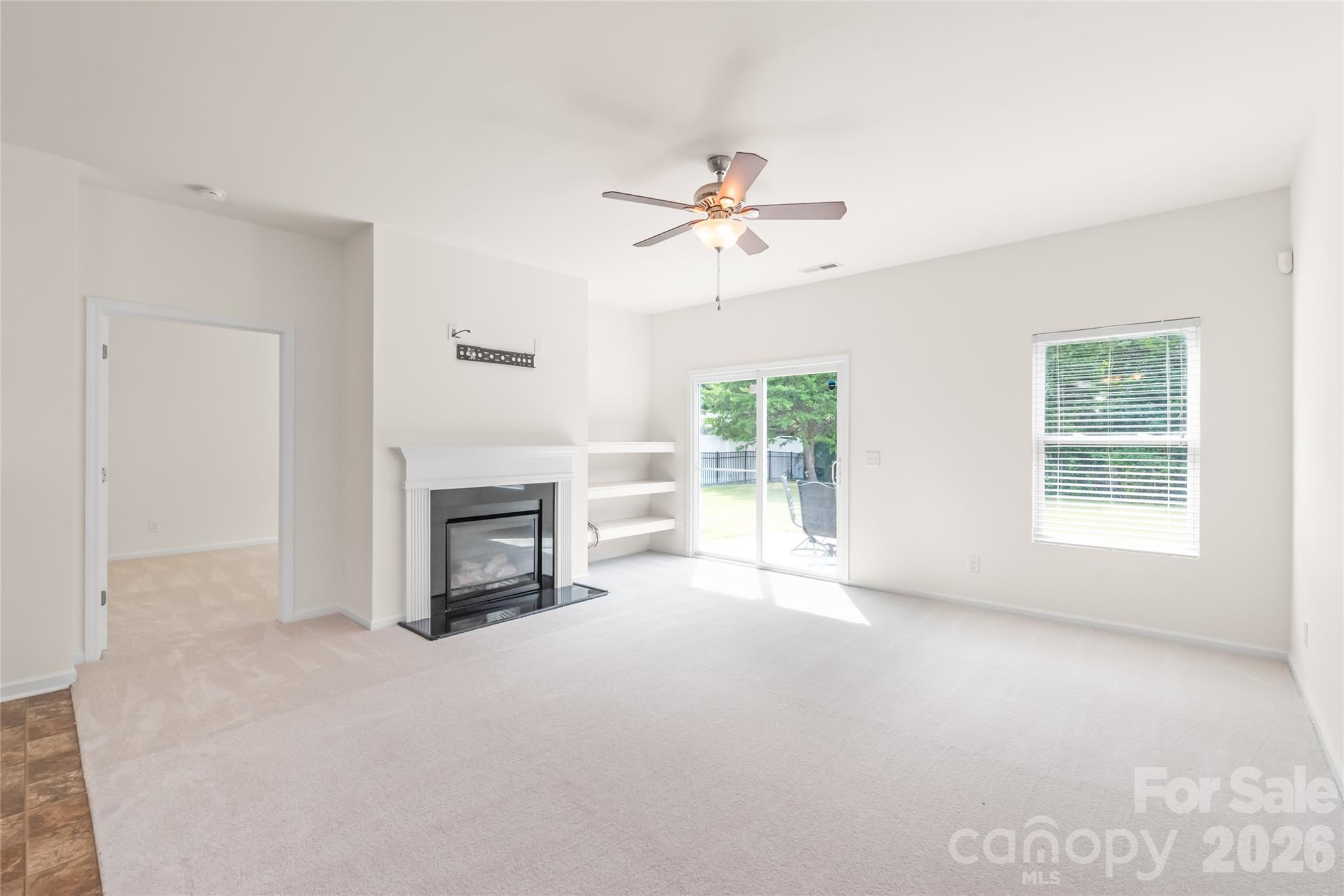 8411 Romana Red Lane