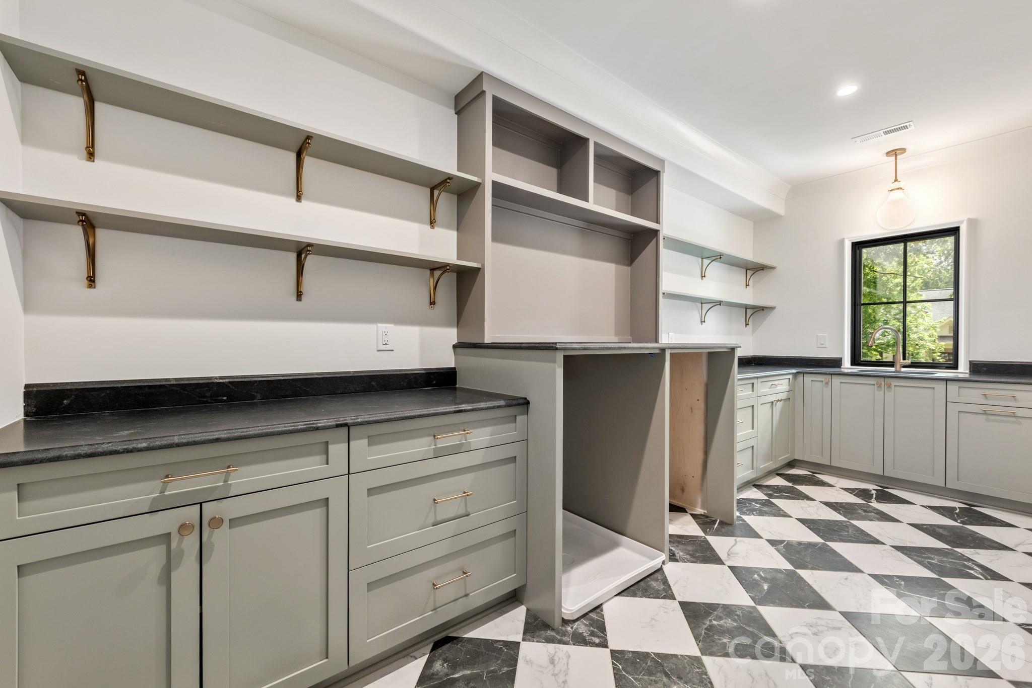 237 N Canterbury Road