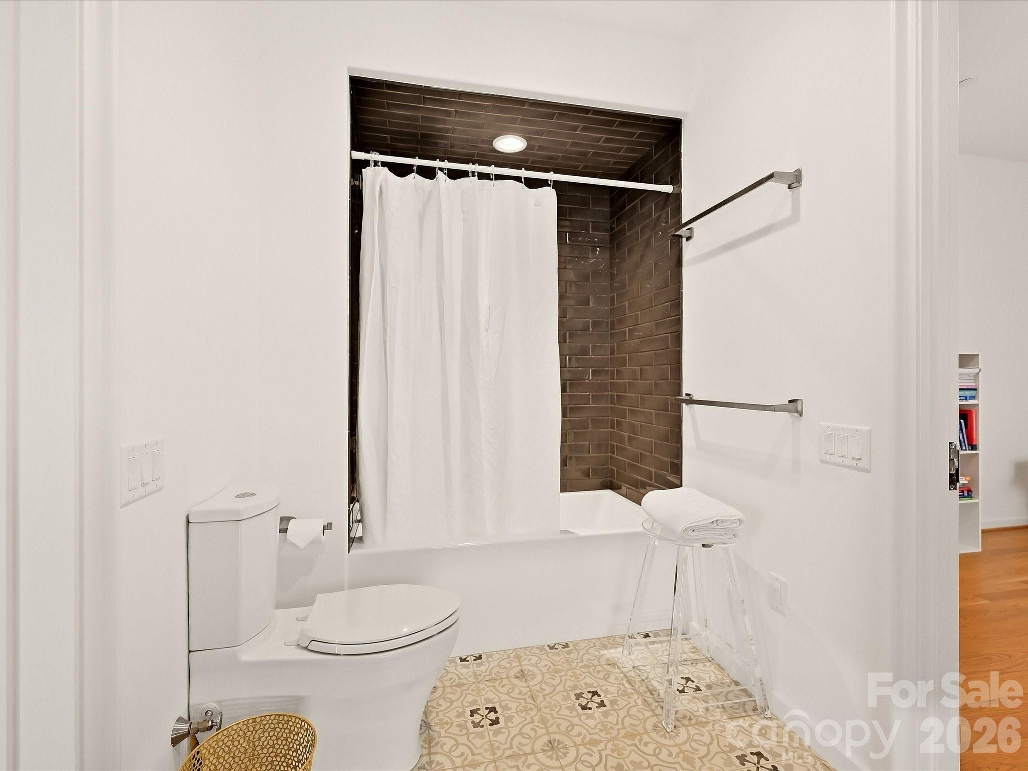 1333 Queens Road Unit: C3