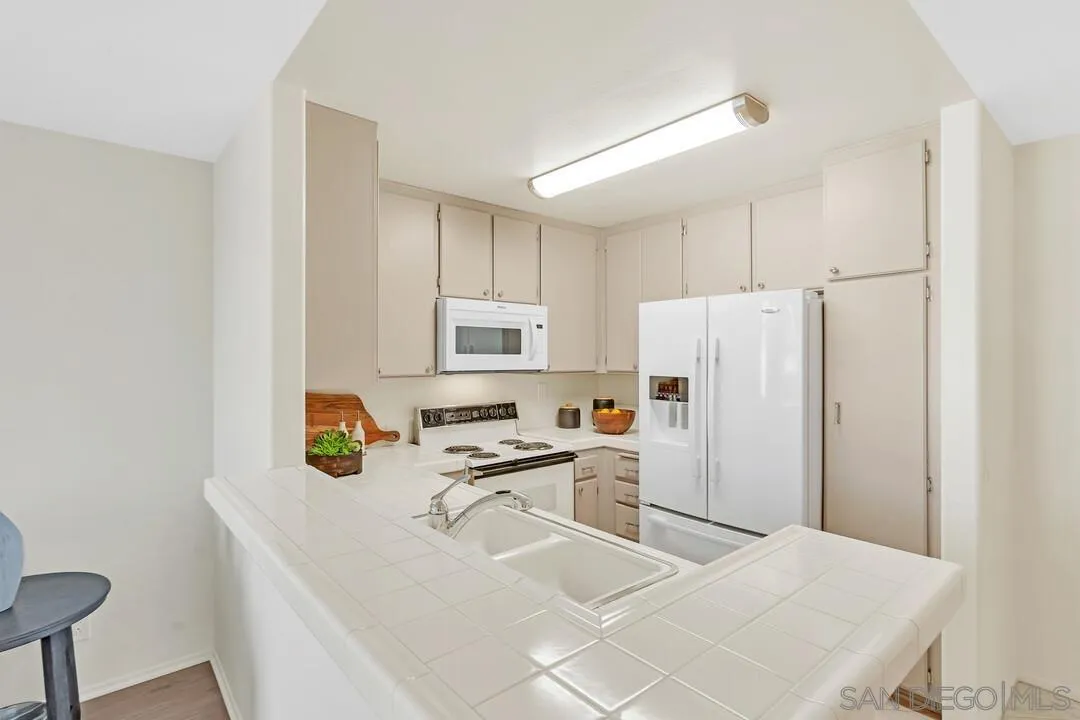 510 Camino De La Reina Unit 305