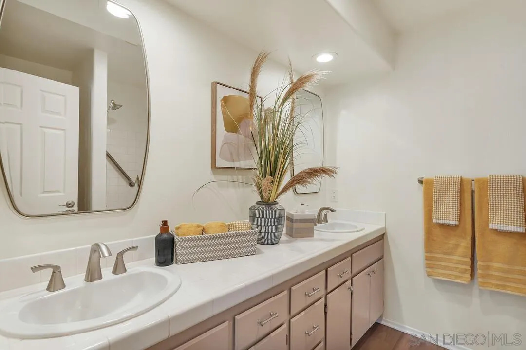 510 Camino De La Reina Unit 305