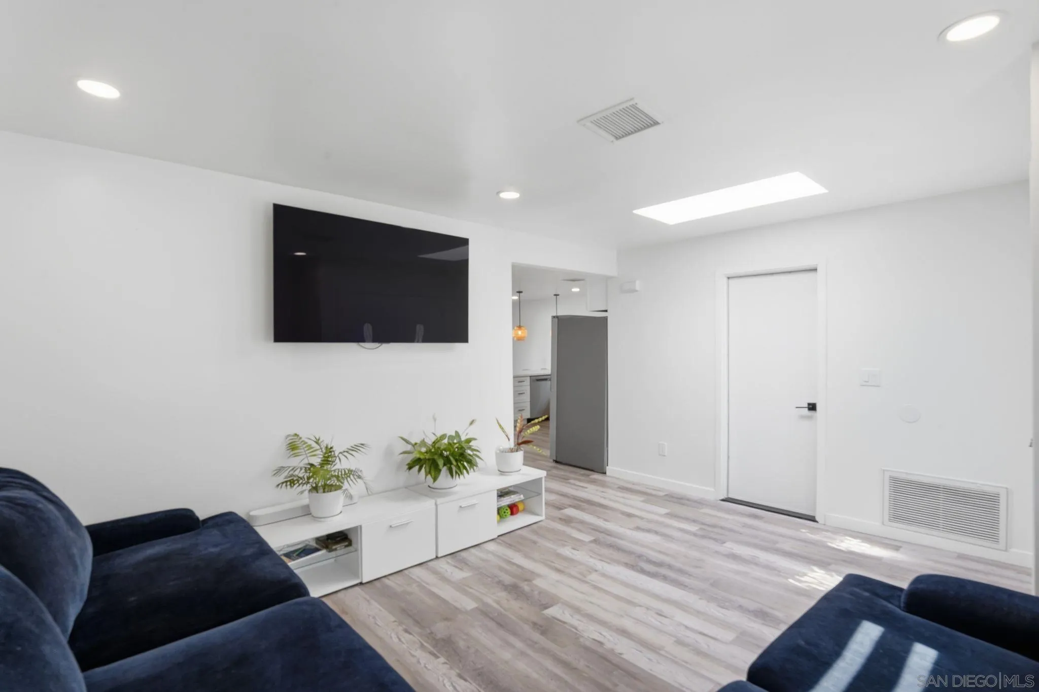 7742 Shorewood Dr