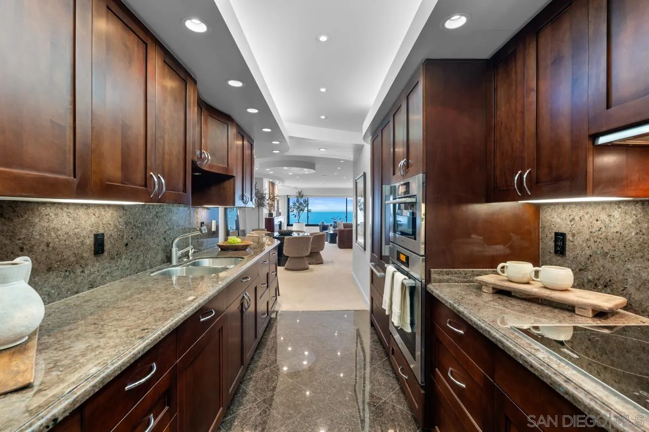 939 Coast Blvd Unit 15e