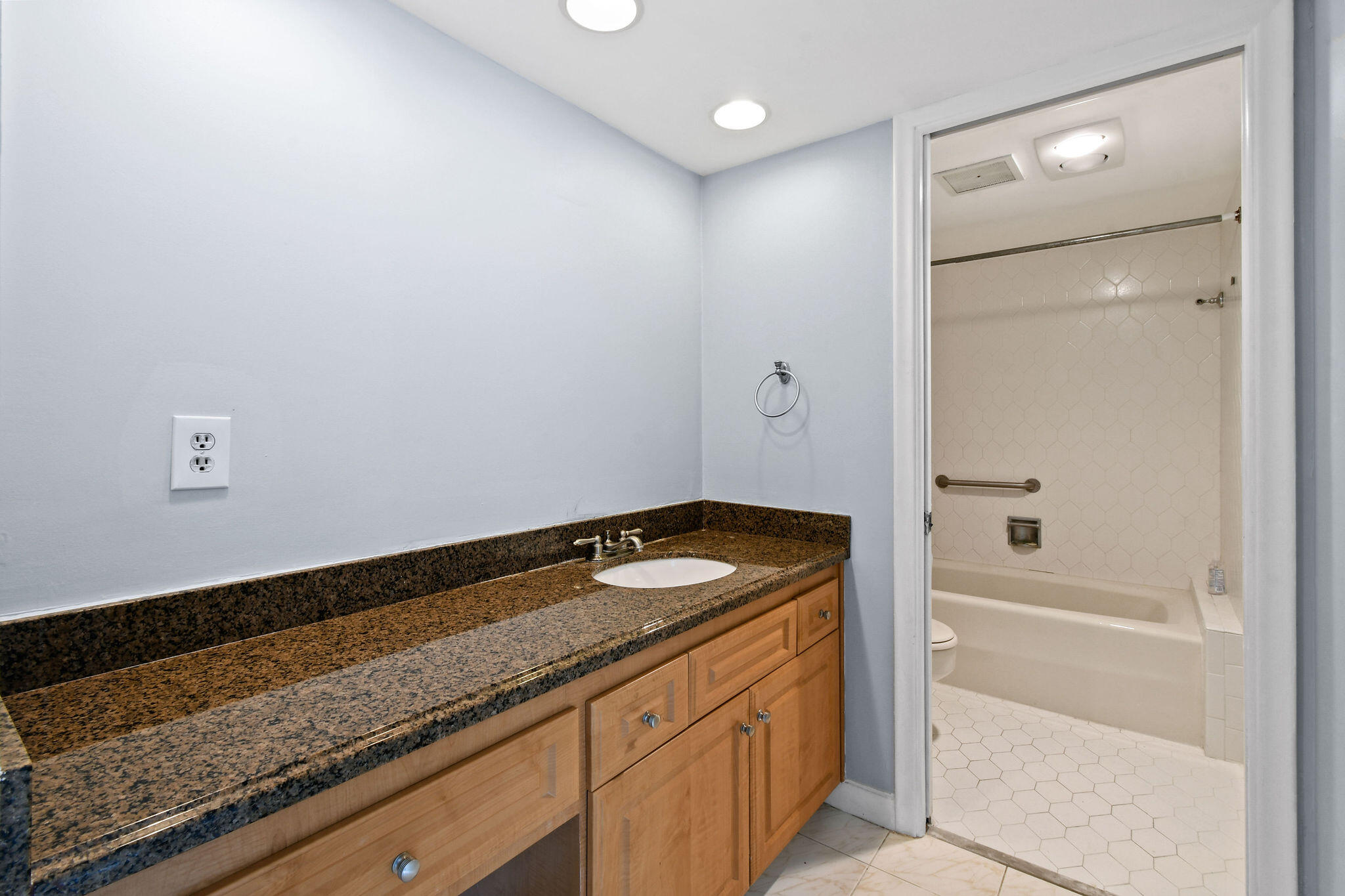 2400 Presidential Way 2006