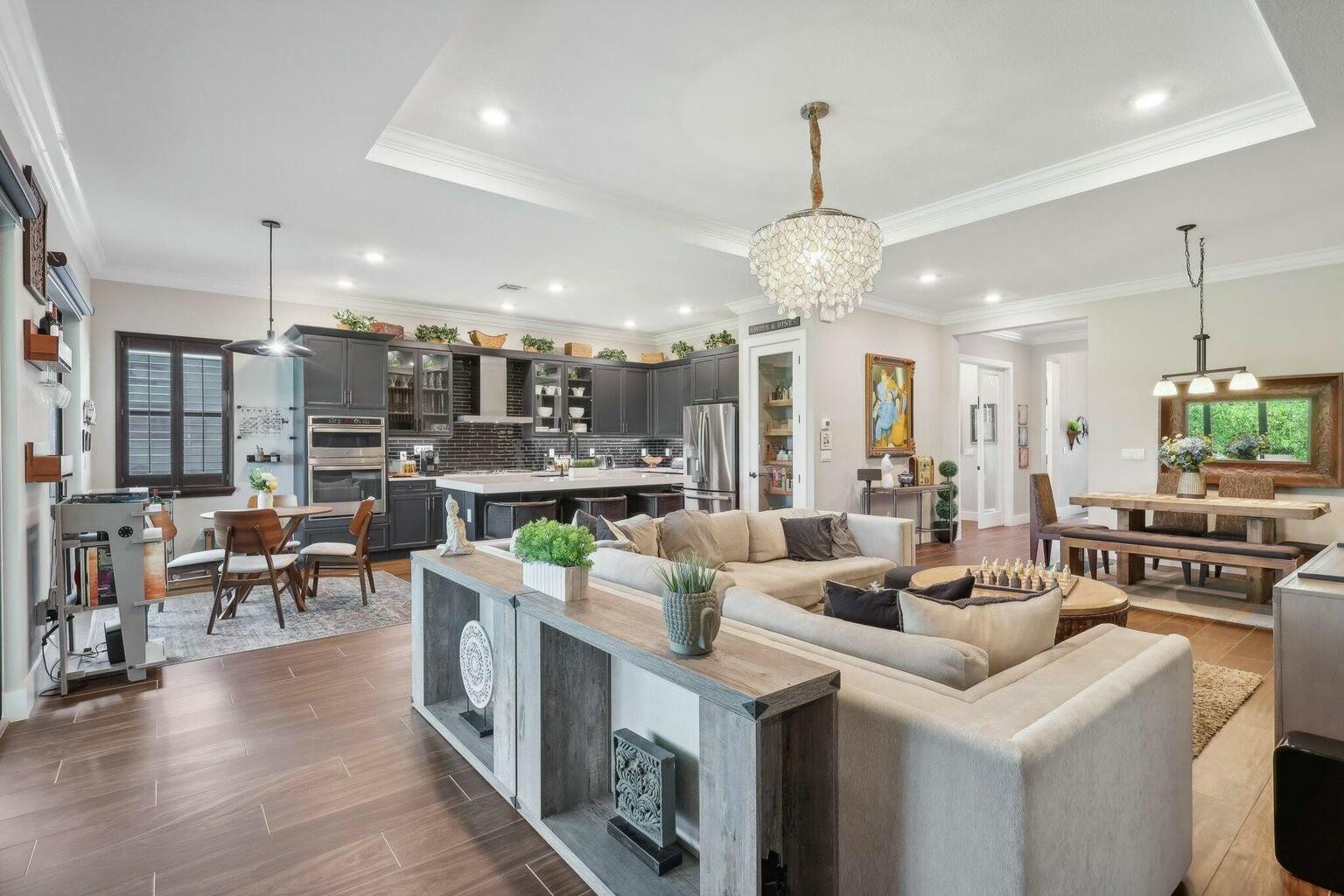 5570 Anna Maria Lane