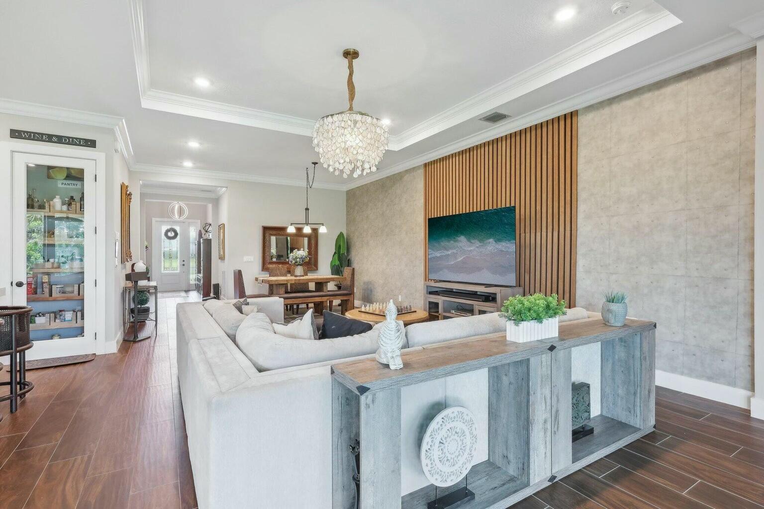 5570 Anna Maria Lane